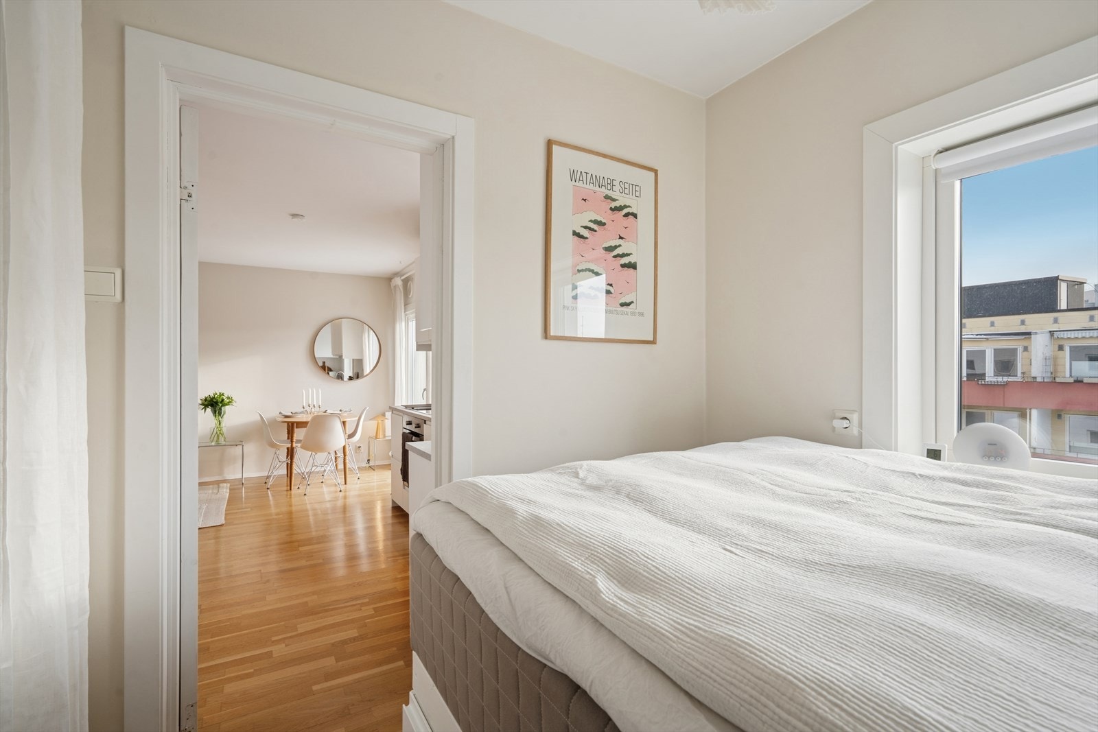 Soverommet vender ut mot en rolig sidegate med svært lite trafikk. Galleribilde