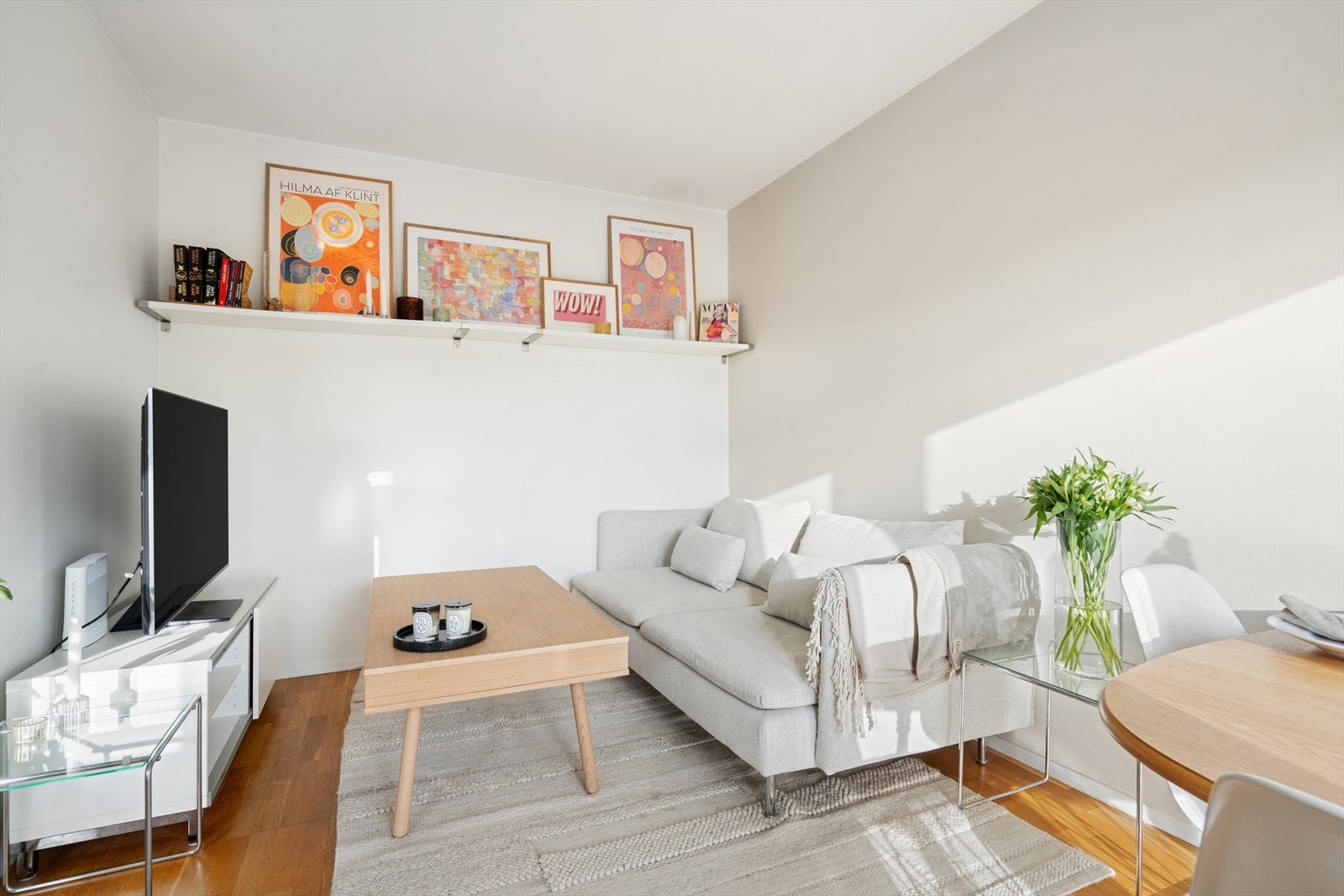 Stuen byr på gode møbleringsmuligheter, med plass til sofa, sofabord og TV-løsning. Rommet er enkelt å innrede og gir fleksibilitet for ulike møbleringsvalg. Galleribilde