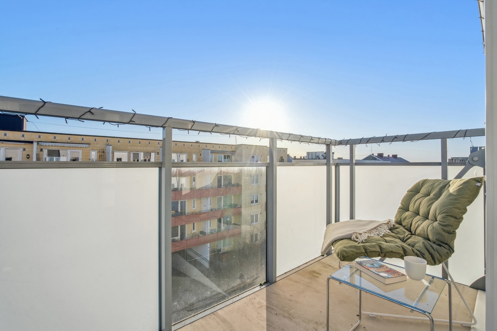 Fantastisk sydøstvendt balkong fra 2021 med sol fra tidlig morgen og helt frem til ca. kl. 15:30. Her får du svært gode solforhold og en nydelig plass å nyte dagen. Galleribilde