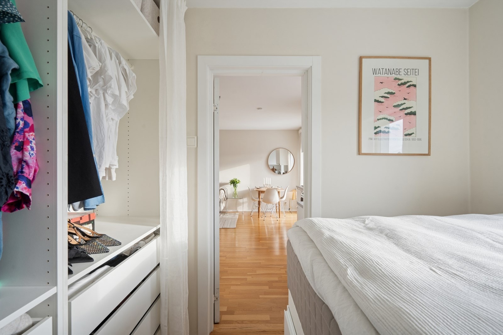 Praktisk oppbevaringsløsning med skuffer integrert under sengen. Galleribilde