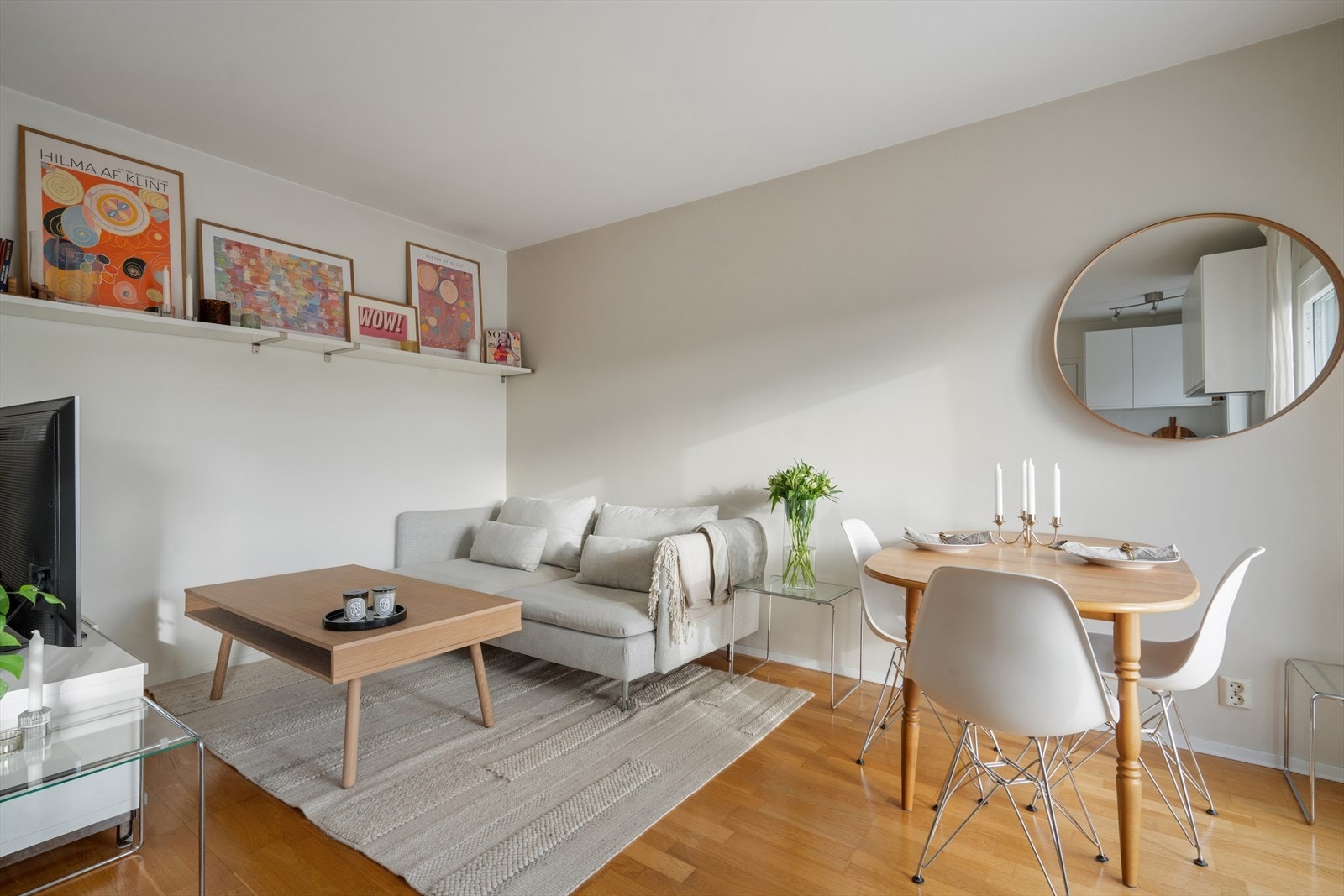 Gulvet er kledd i en lun parkett som skaper et harmonisk og innbydende inntrykk. Galleribilde