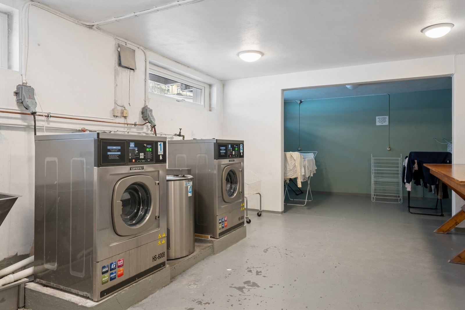 Selv om leiligheten har opplegg for vaskemaskin, er det også tilgang til fellesvaskeri i kjelleren ved behov. Galleribilde