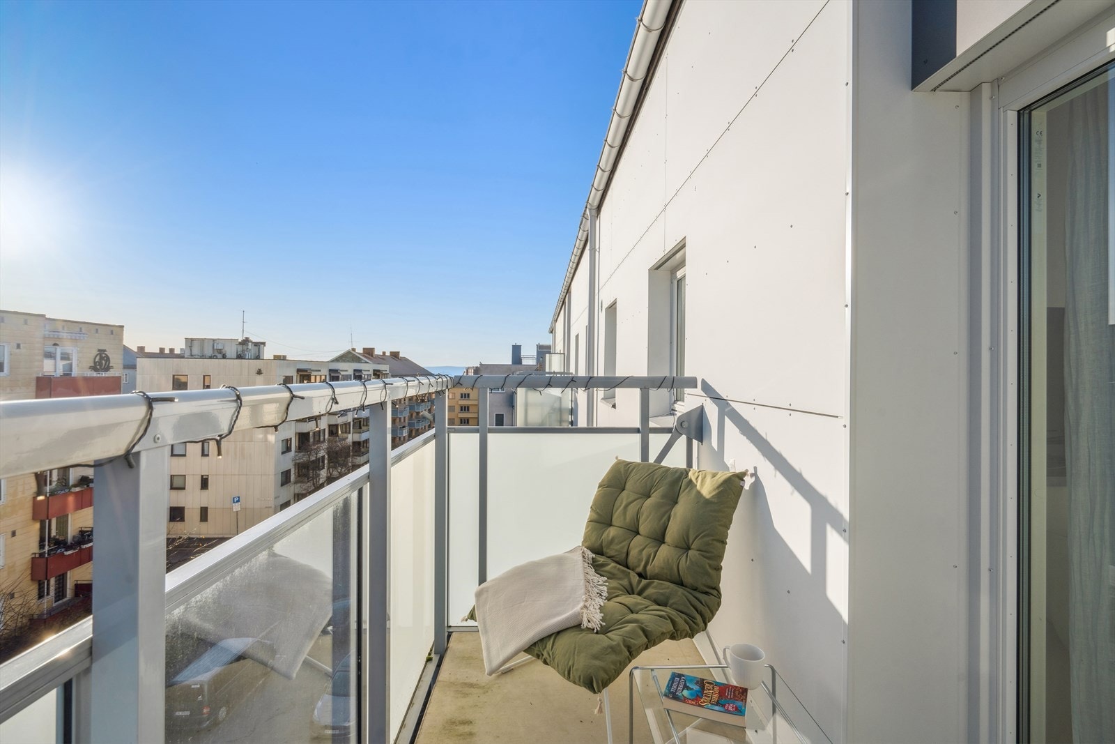 Fra den åpne stue- og kjøkkenløsningen har du direkte adgang til en herlig balkong på 4 m², hvor du kan nyte solen fra morgenen og frem til ca. kl. 15:30 på sommerstid. Galleribilde