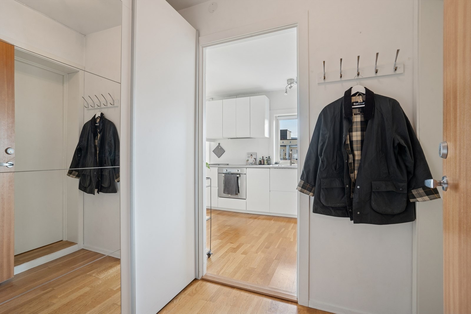 Stor og lys entré med stort garderobeskap. Galleribilde