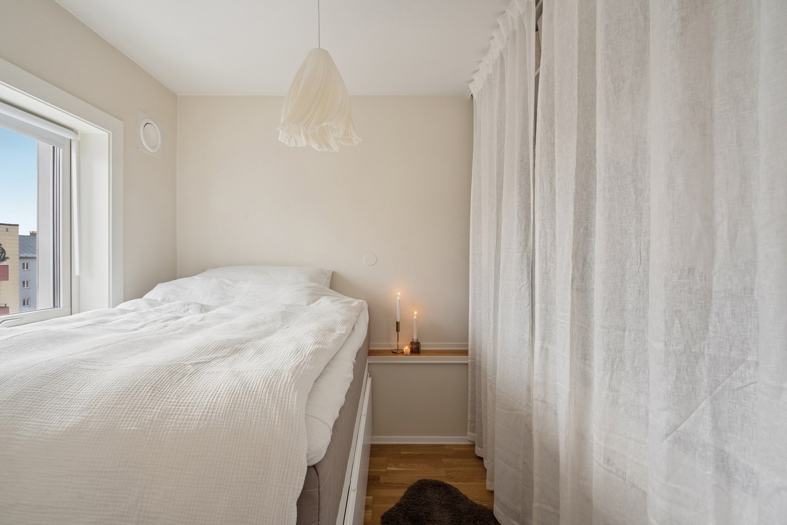 Soverommet ligger praktisk til med adkomst fra kjøkkenet, og er malt i en moderne og behagelig farge. Galleribilde