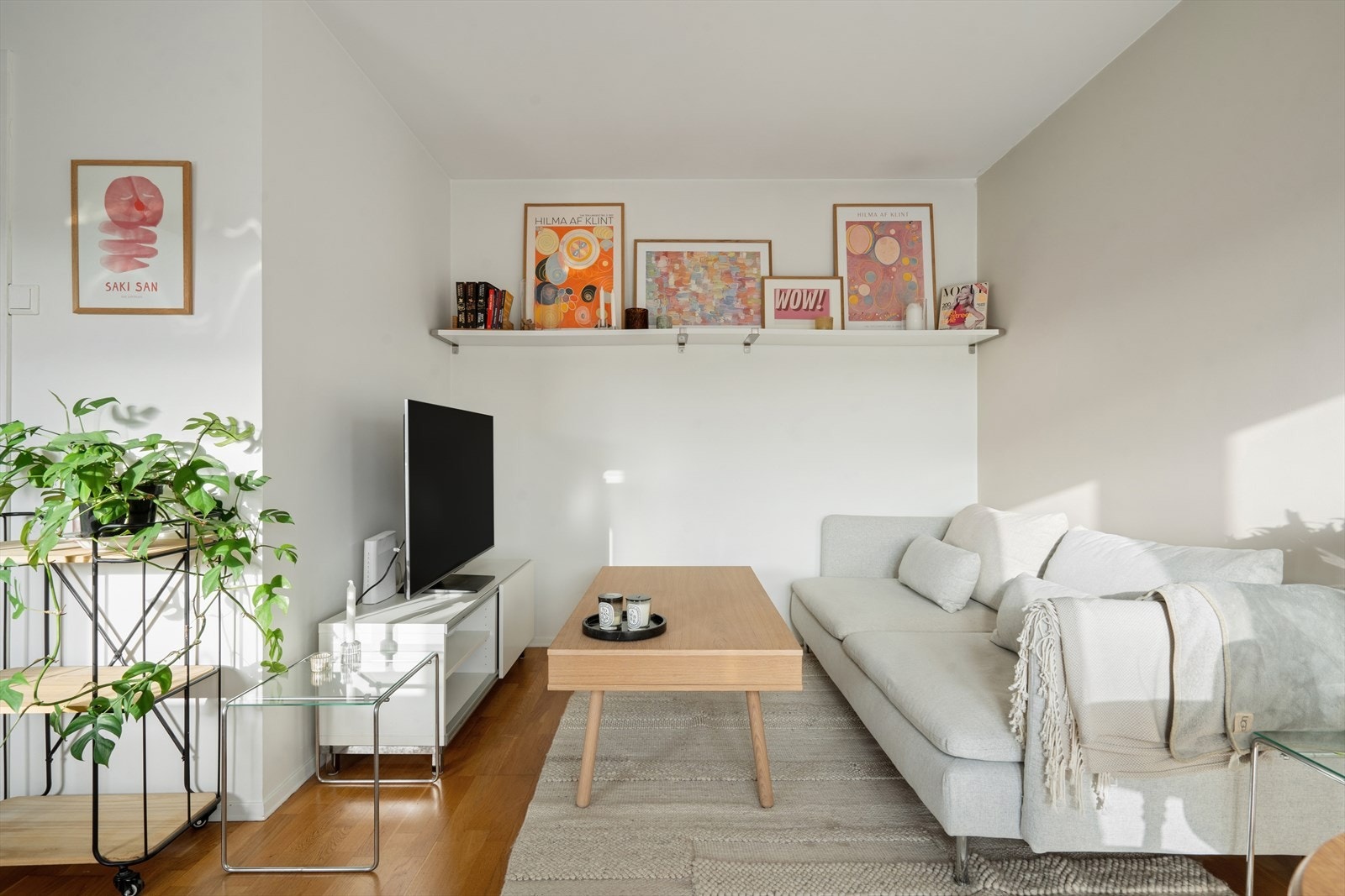 Leiligheten byr på en gjennomtenkt planløsning med åpen stue- og kjøkkenløsning, romslig soverom, bad og praktisk entré Galleribilde