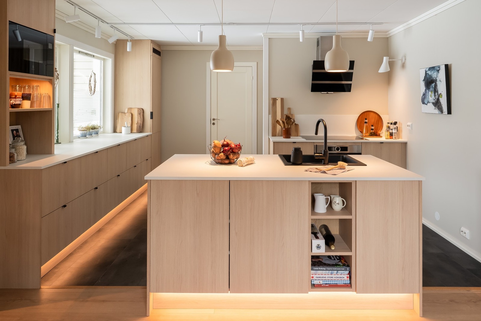 Integrerte hvitevarer i merkene Miele og Bosch, pyrolysefunksjon på stekeovn og koketopp på 90x60 cm Galleribilde