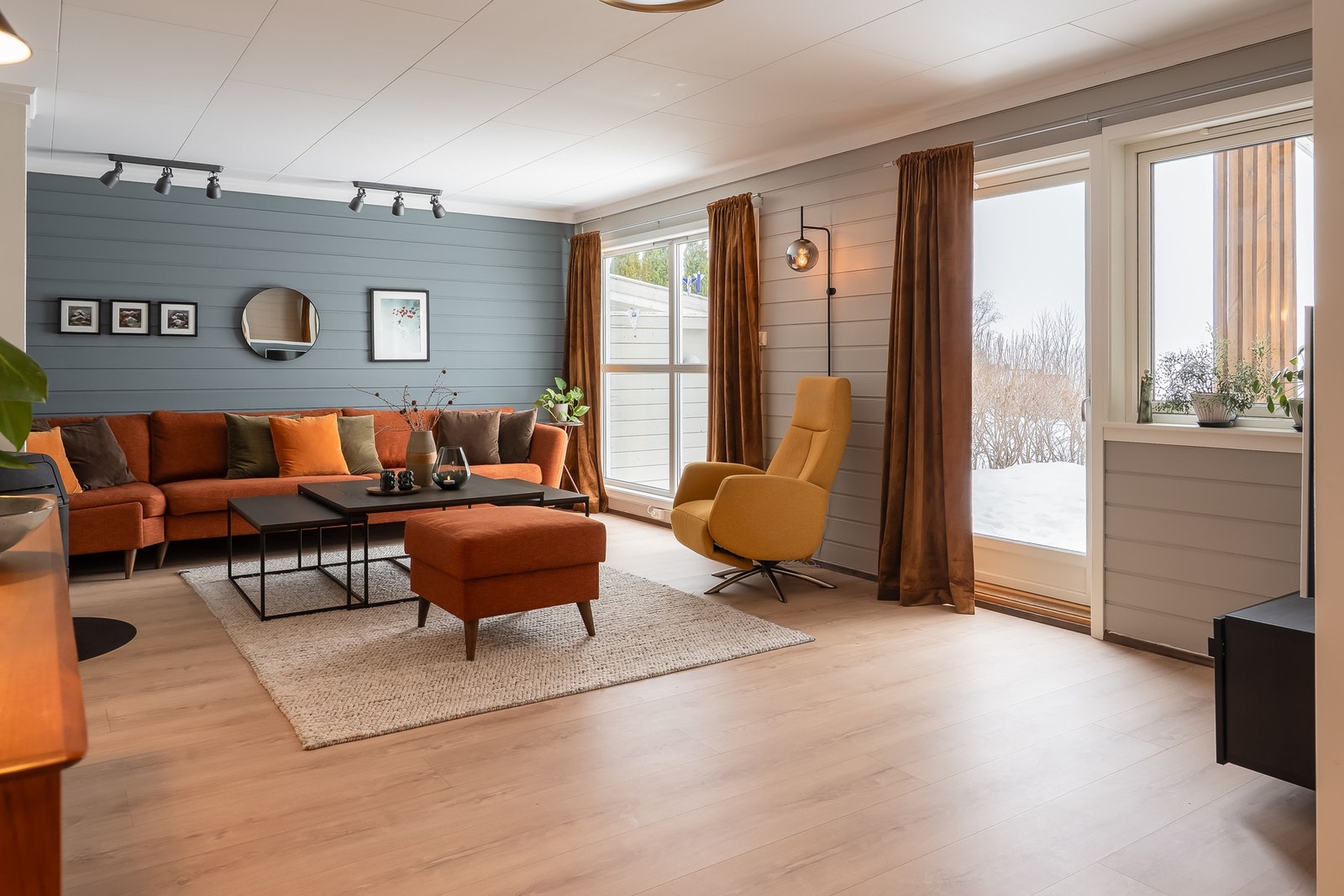 Hele boligen fremstår velholdt og fin, og stuen er utført i delikat stil Galleribilde