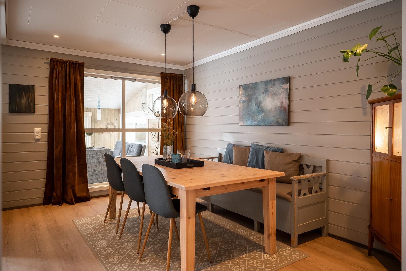 God plass til spisegruppe mot kjøkkenet Galleribilde