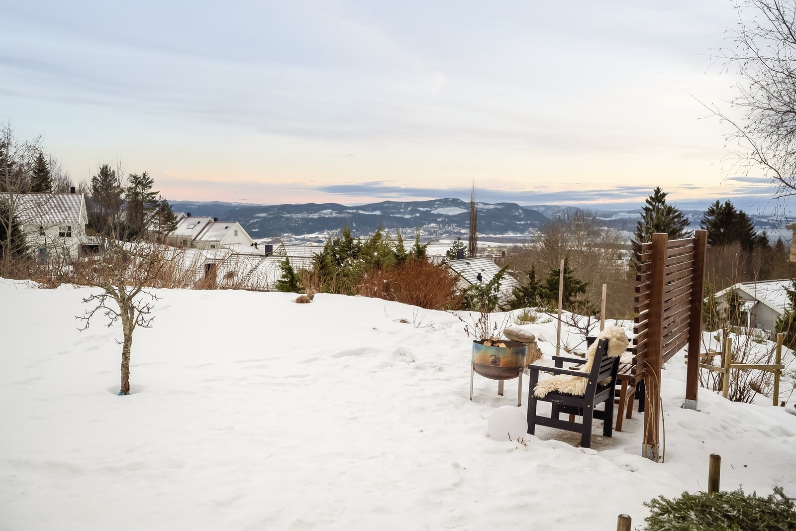Eiendommen byr blant annet på store solrike uteplasser, bra med innhold og fantastiske utsiktsforhold Galleribilde