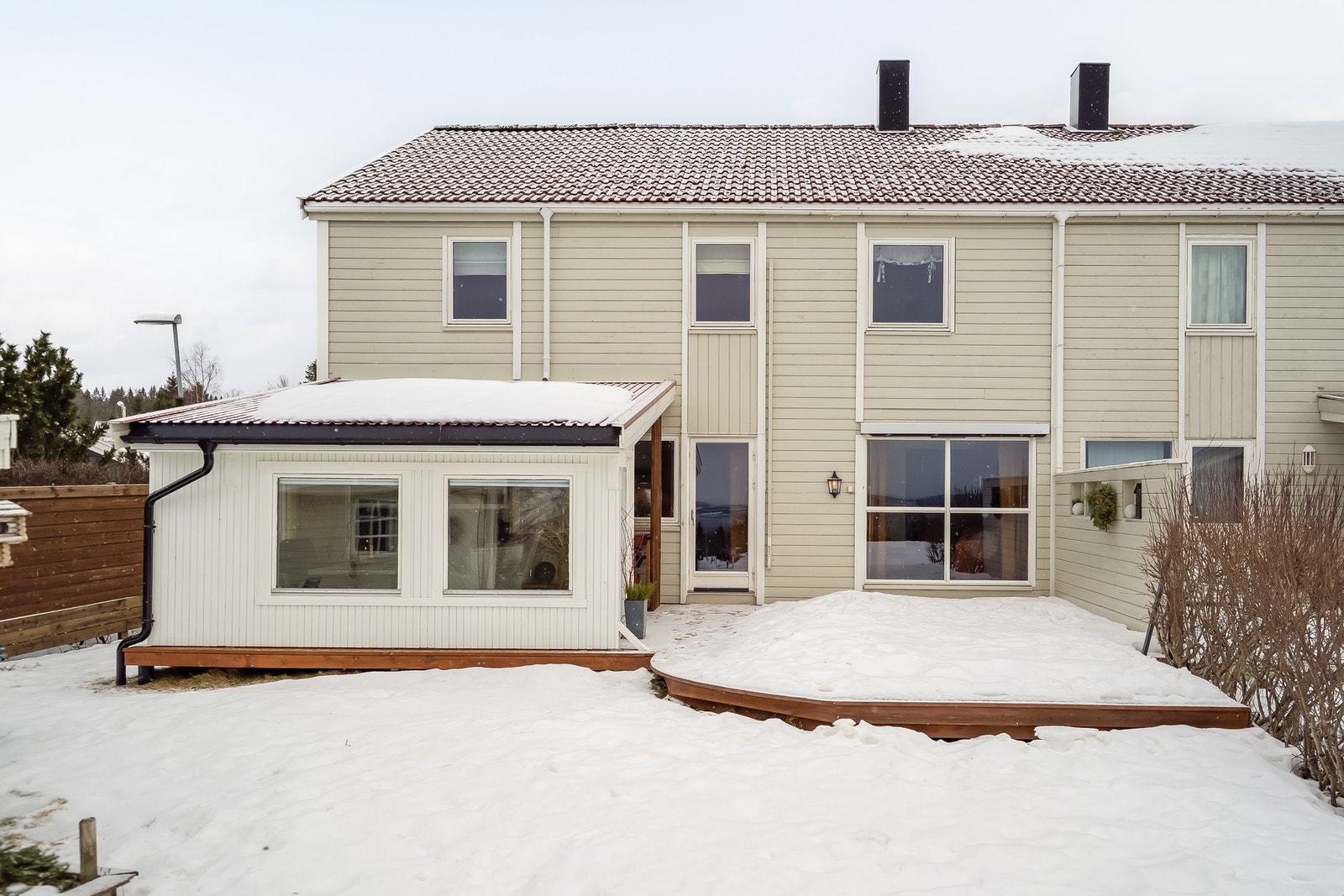 Boligen ligger på enden av rekka og inneholder blant annet 4 soverom, 2 stuer og bad + vaskerom Galleribilde