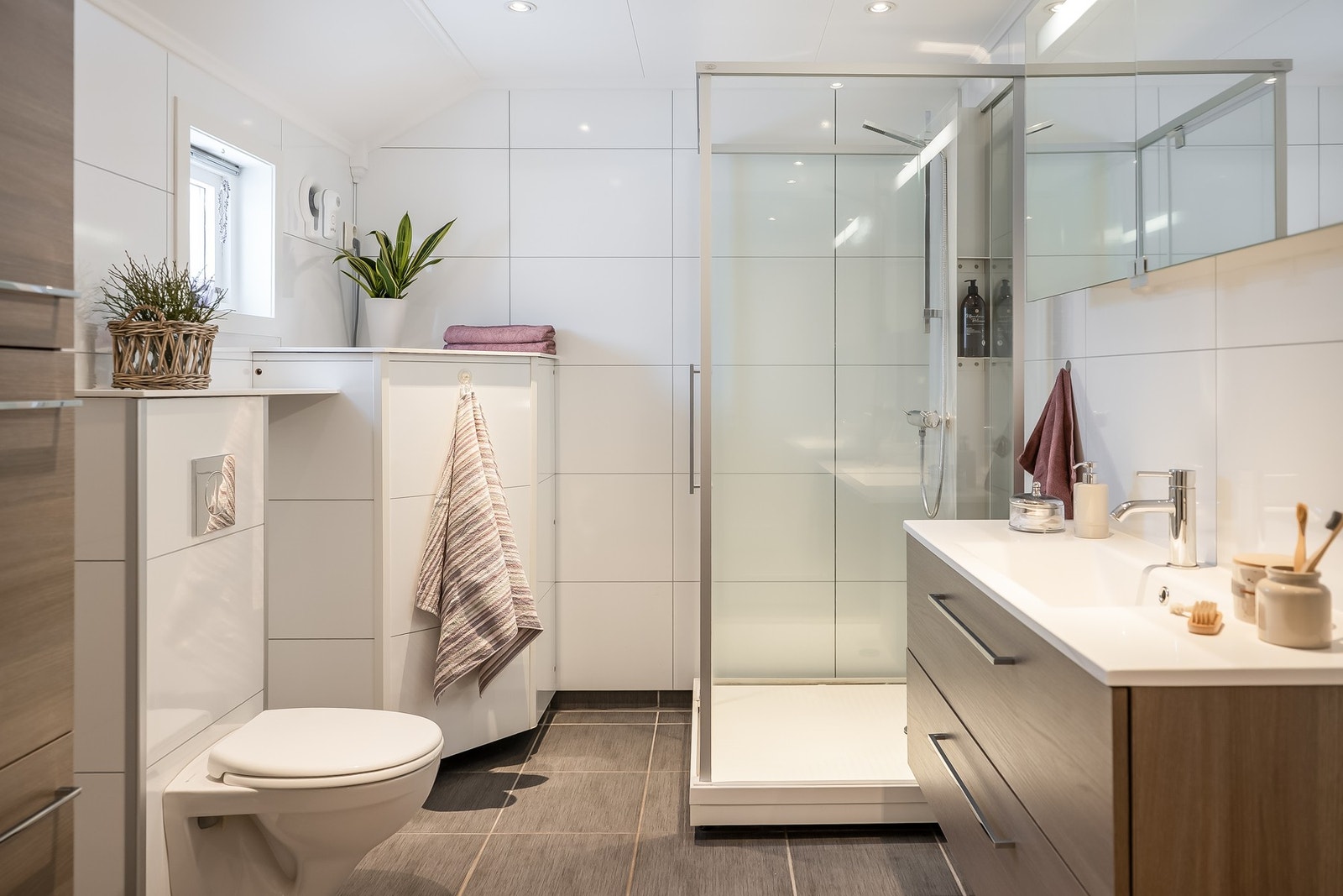 Takstmann har ikke avdekket fukt på badet og det fremstår svært velholdt Galleribilde