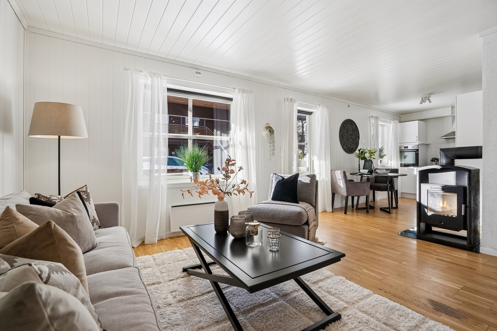 Stue med åpen kjøkkenløsning. Galleribilde