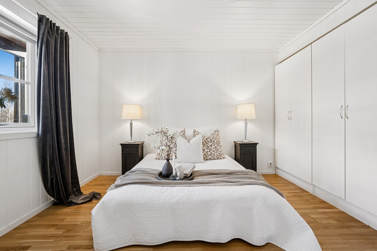 Hovedsoverom som har godt med garderobeskap Galleribilde