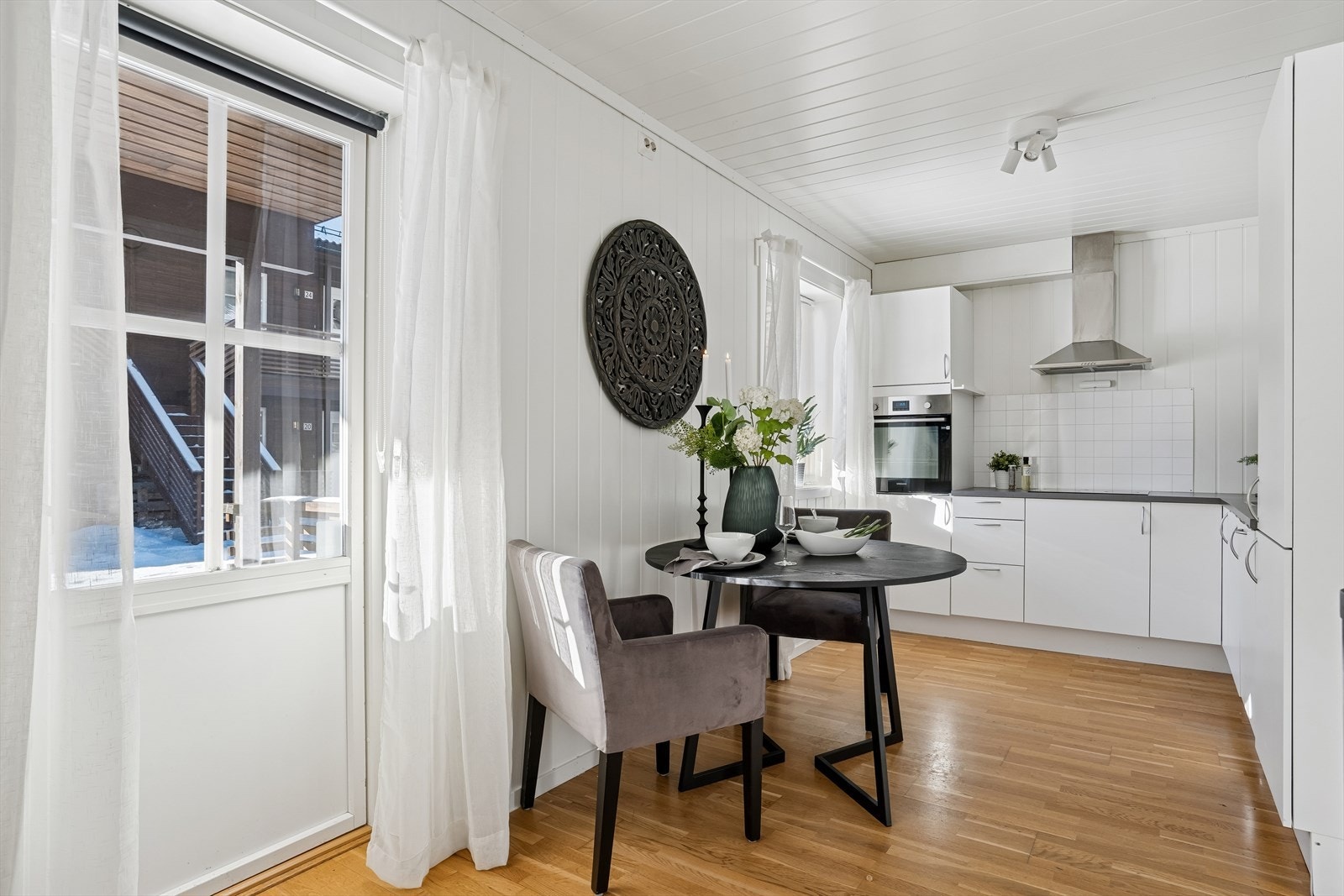 Kjøkken med plass til spisebord Galleribilde