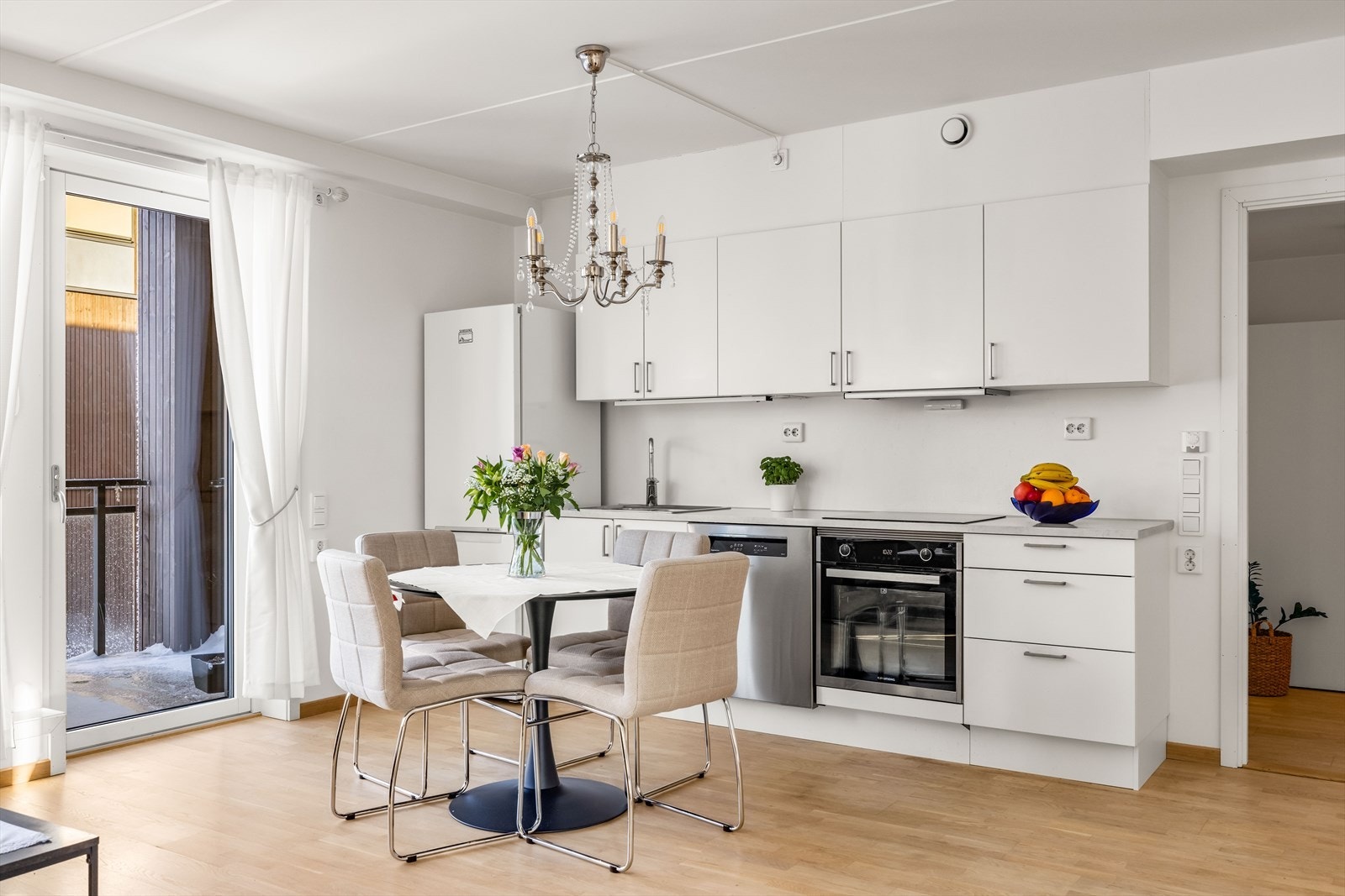 Kjøkkenet fra Sigdal har stilrent uttrykk med lyse fronter og laminat benkeplate. Galleribilde