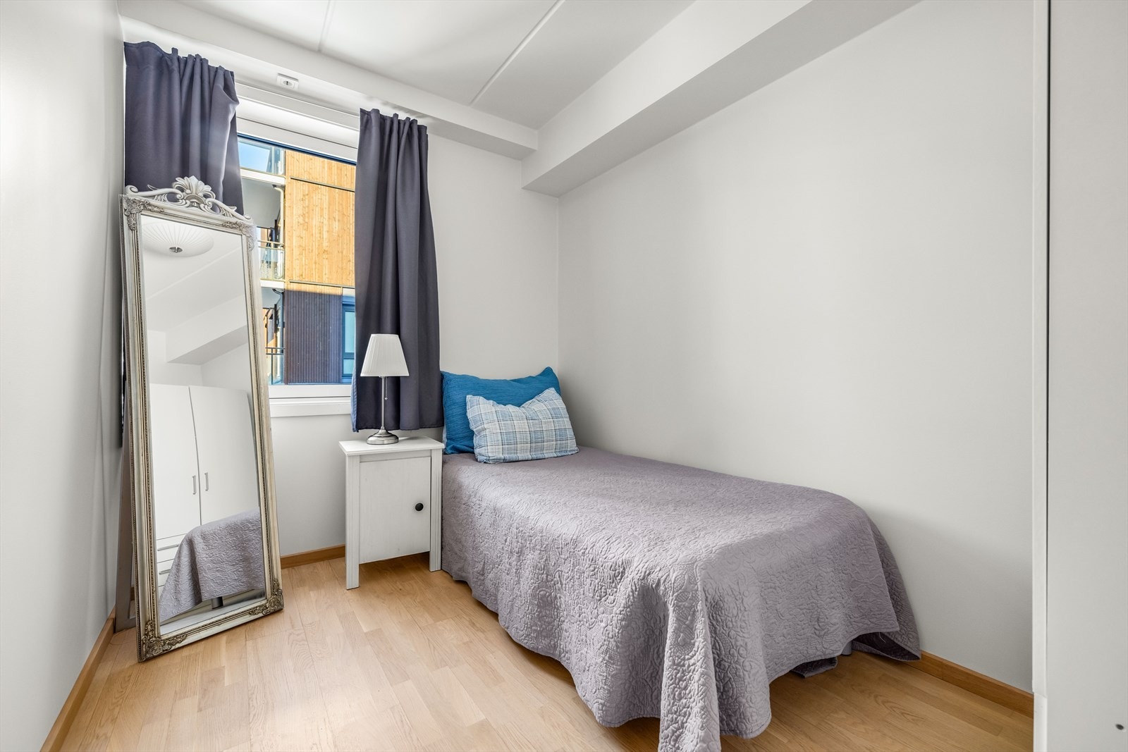 Soverom II. Begge rom har plass til nødvendig møblement. Det er installert utvendige screens på begge soverommene. Galleribilde