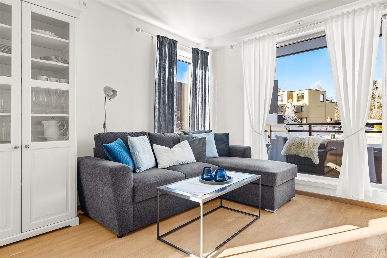 Rommene er malt i hvitt og har lyst parkettgulv med vannbåren gulvvarme. Galleribilde