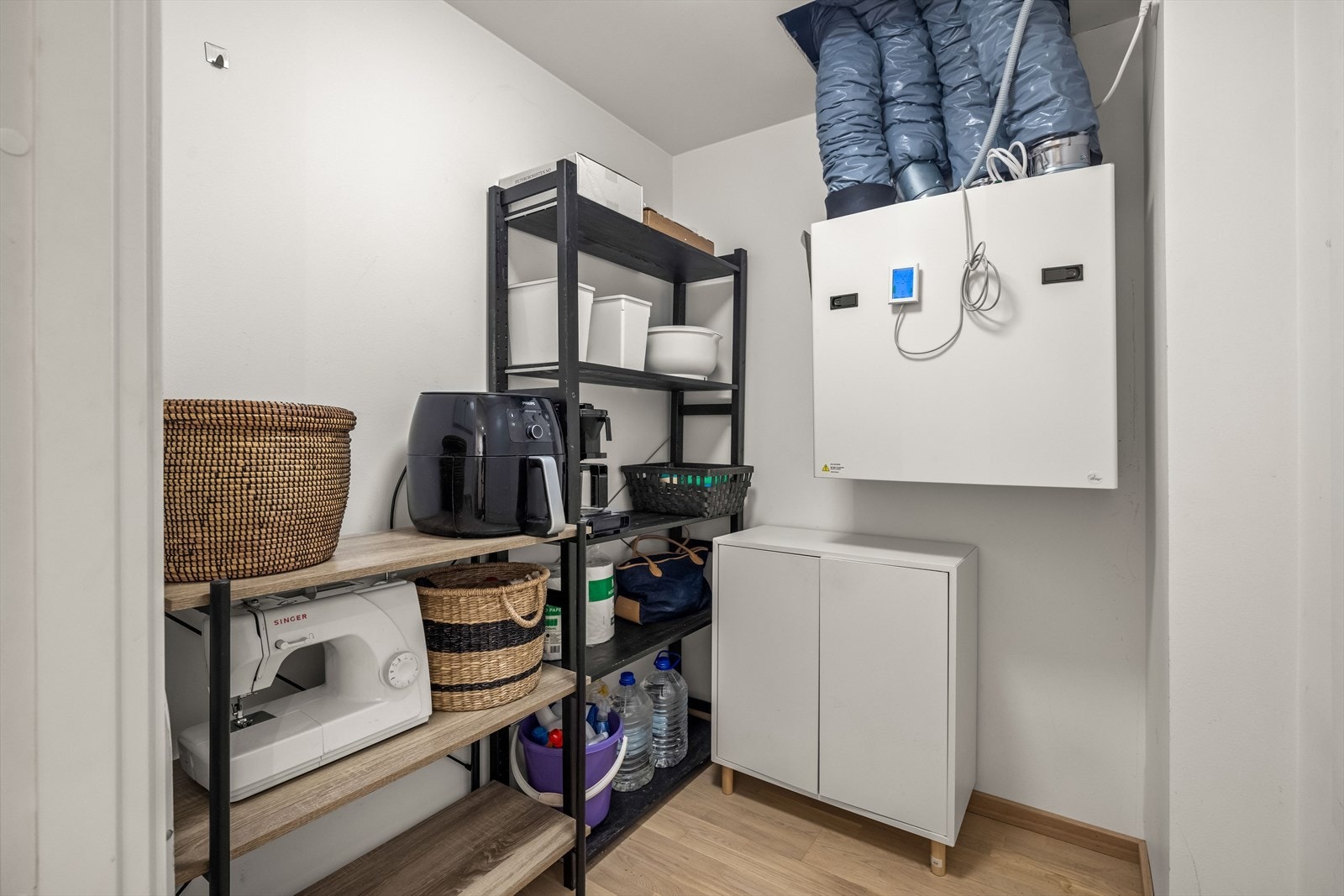 Praktisk innvendig bod/teknisk rom med plass til skjult oppbevaring. Galleribilde