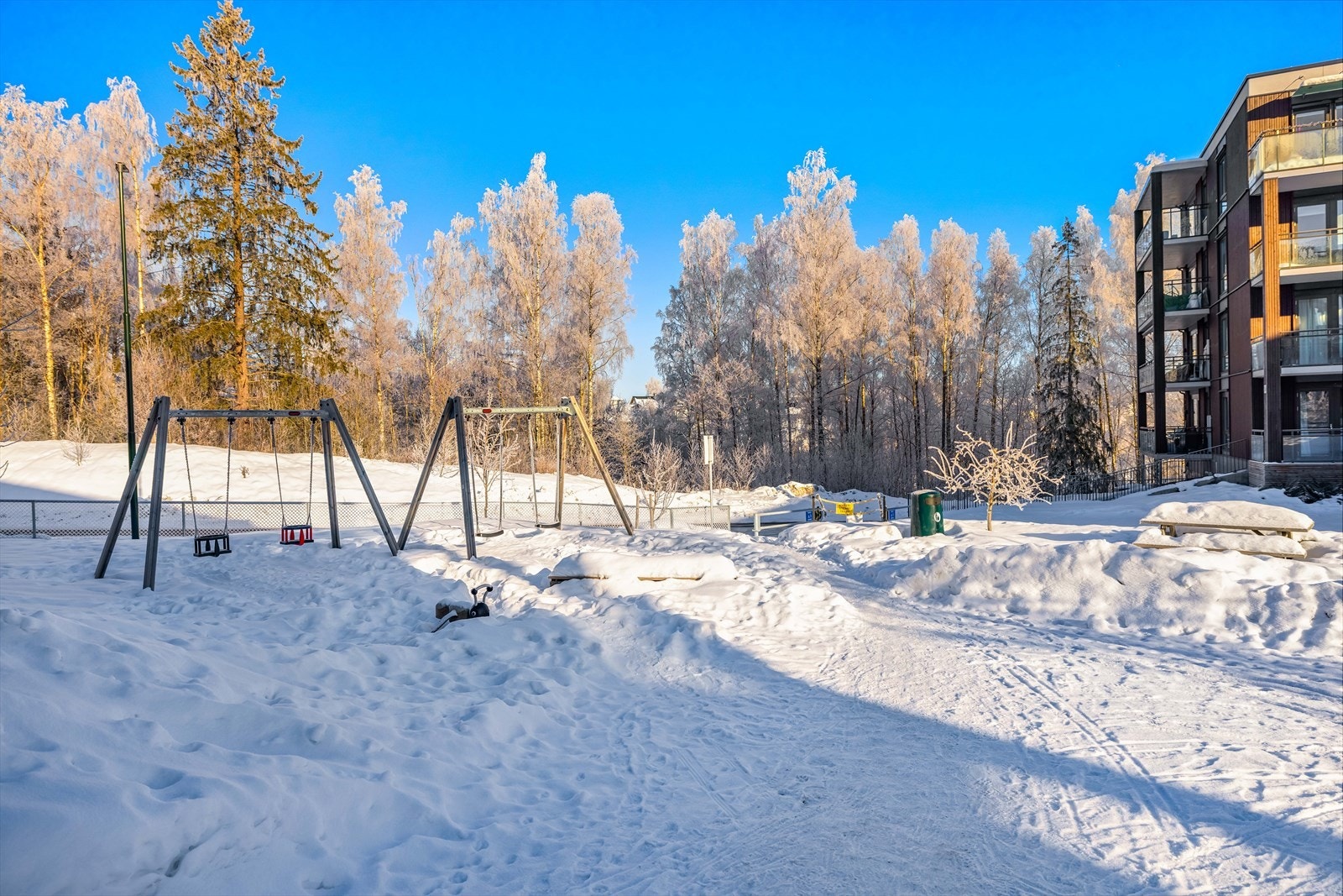 Sameiet har barnevennlig og fint fellesområde med lekeplass. Galleribilde