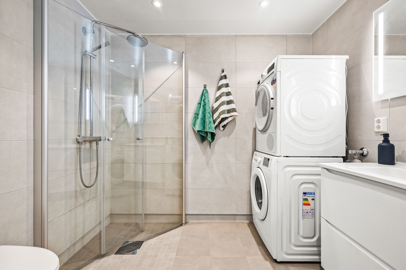 Lyst og delikat bad med vannbåren gulvvarme og downlightsbelysning. Galleribilde