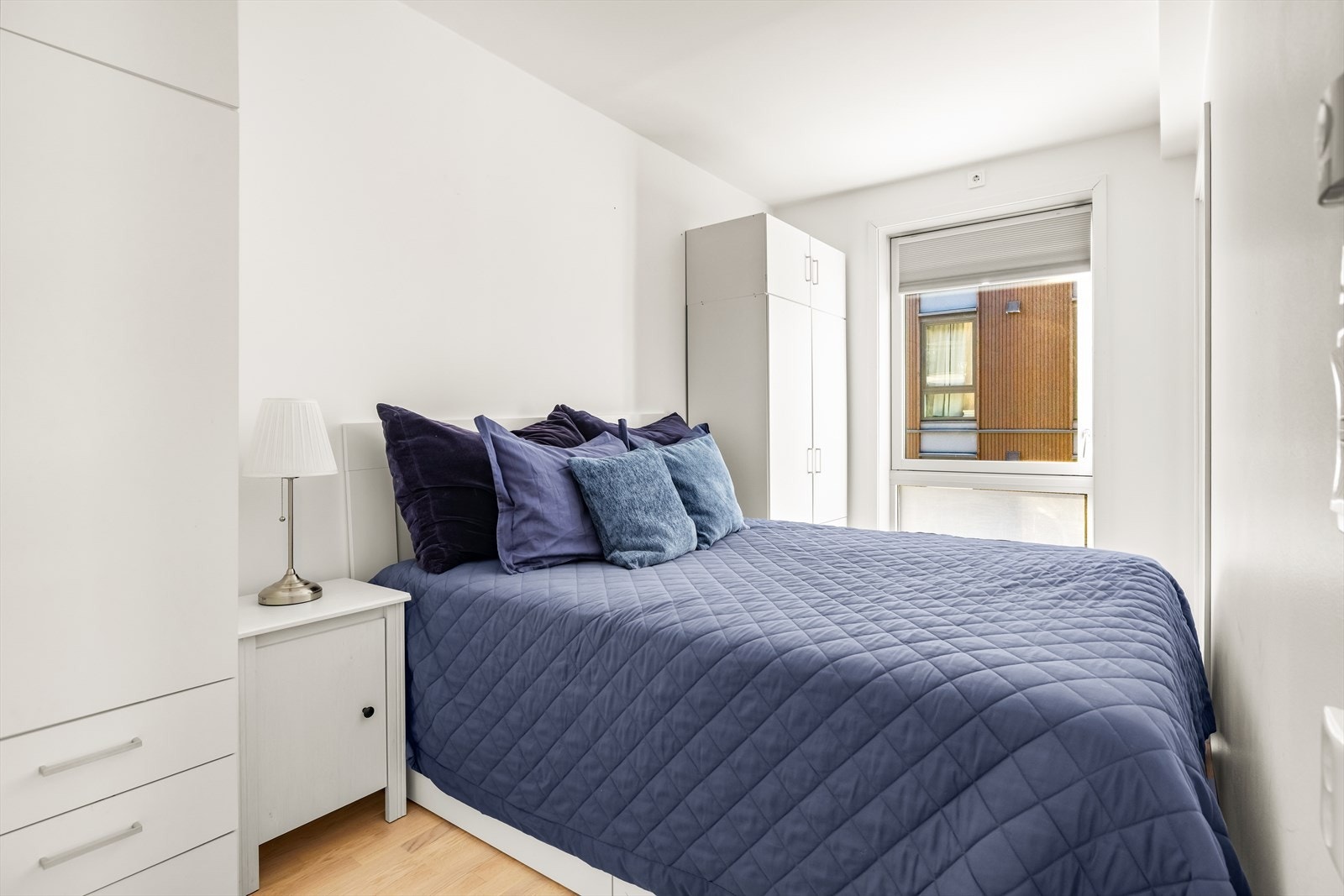 Leiligheten har to soverom. Hovedsoverommet er innredet med to skap og har plass til dobbeltseng i midten. Galleribilde