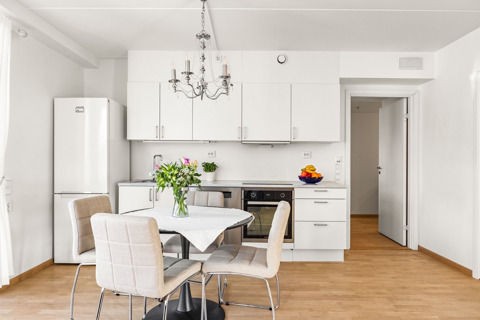 Det er integrert platetopp, stekeovn og ventilator tilknyttet balansert anlegg. Det er opplegg for oppvaskmaskin. Galleribilde