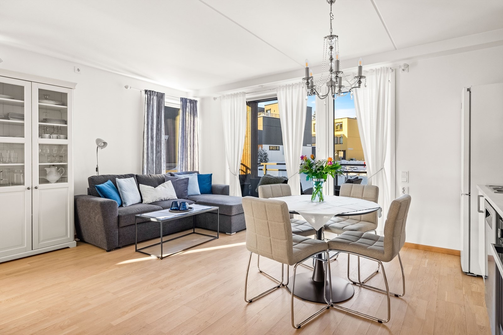 Leiligheten har åpen og sosial løsning med utgang til balkong. Galleribilde