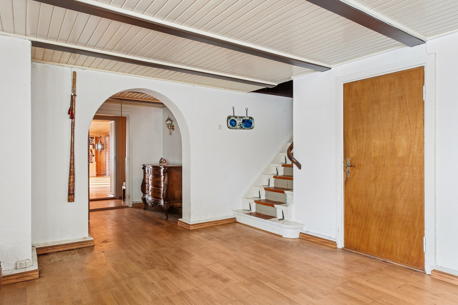 Kjellerstue 1 sett mot trapperom og kjellerstue 2. Galleribilde