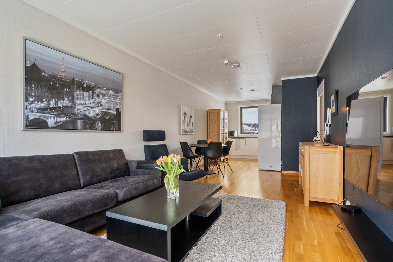 Gjennomgående og lys leilighet Galleribilde