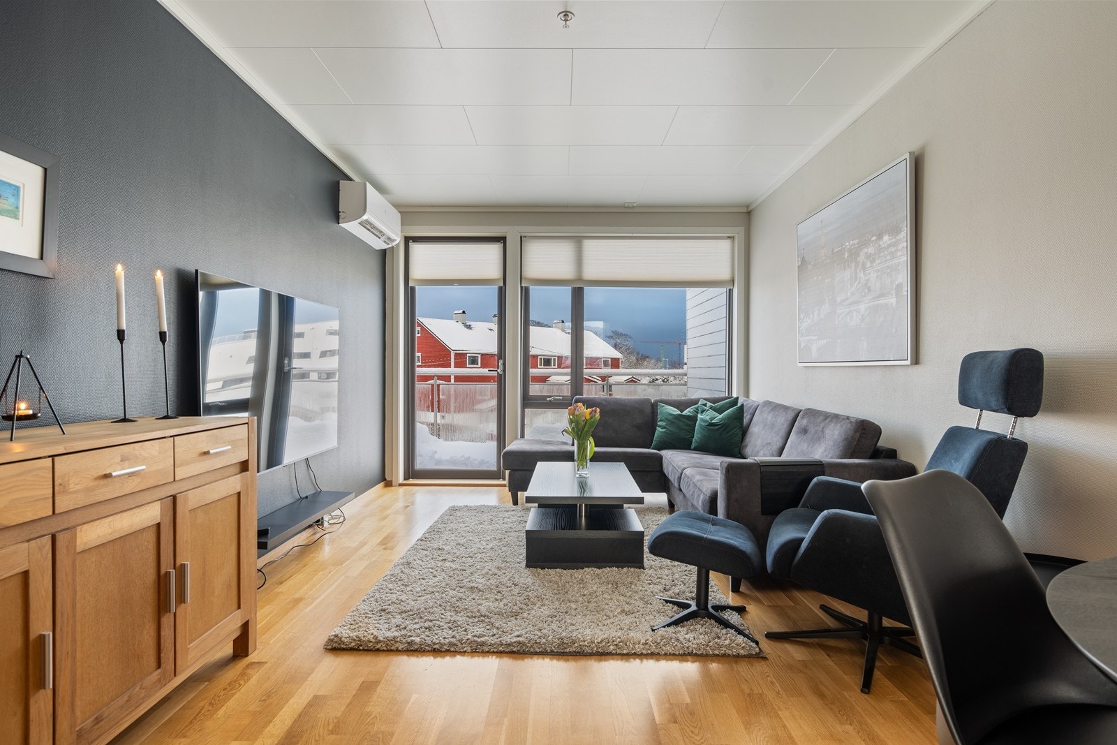 Flott stue med utgang til vestvent stor terrasse. Galleribilde