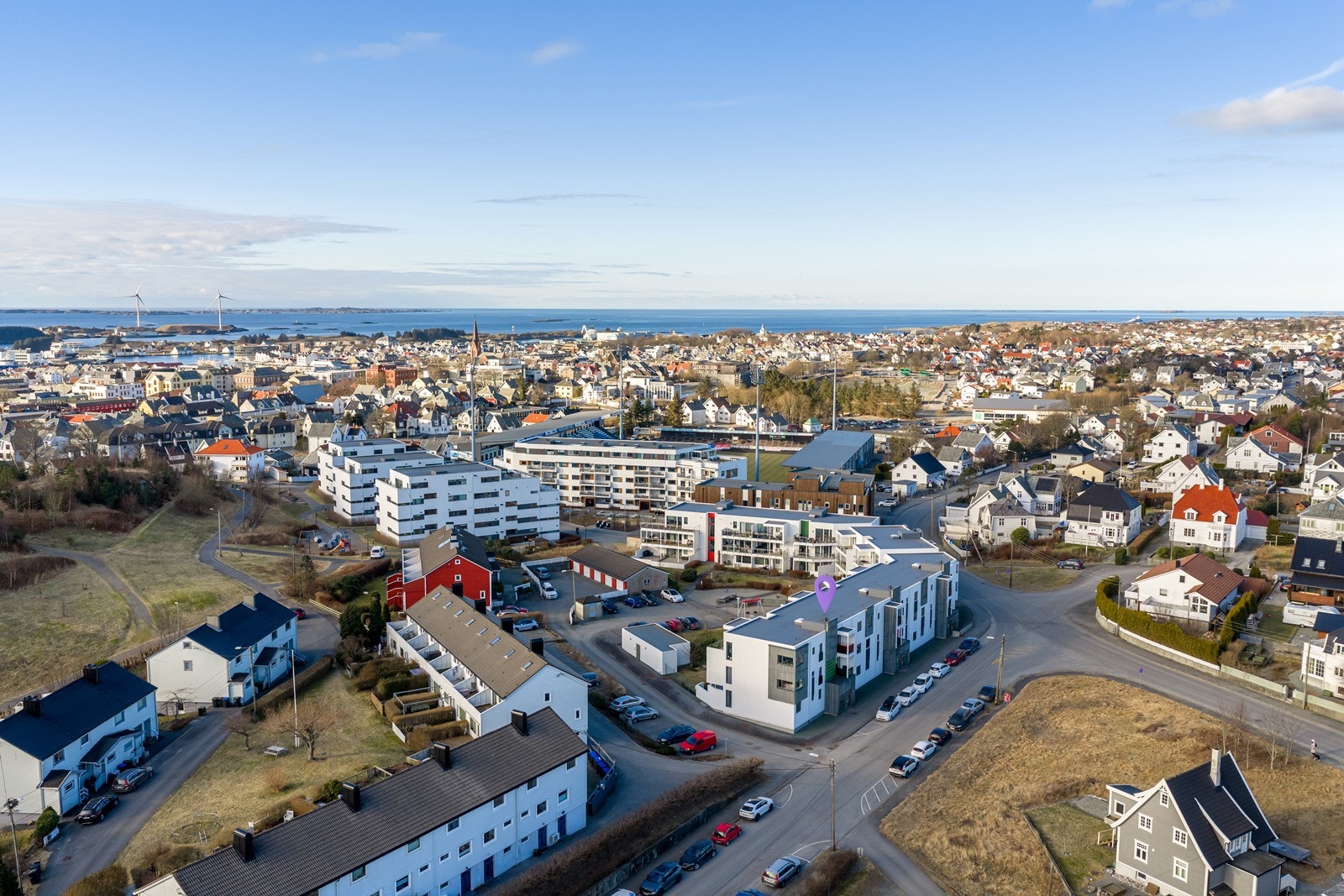 Luftfoto med FKH´s lekestue og sentrum m/alle fasiliteter like nedenfor Galleribilde