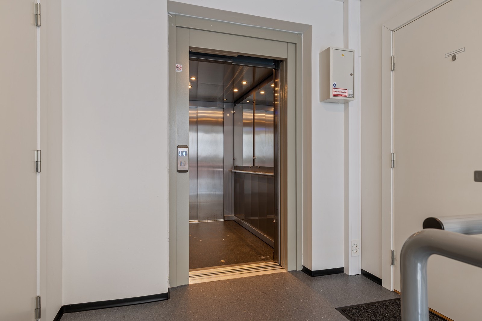 Heis like ved inngangsdøren Galleribilde