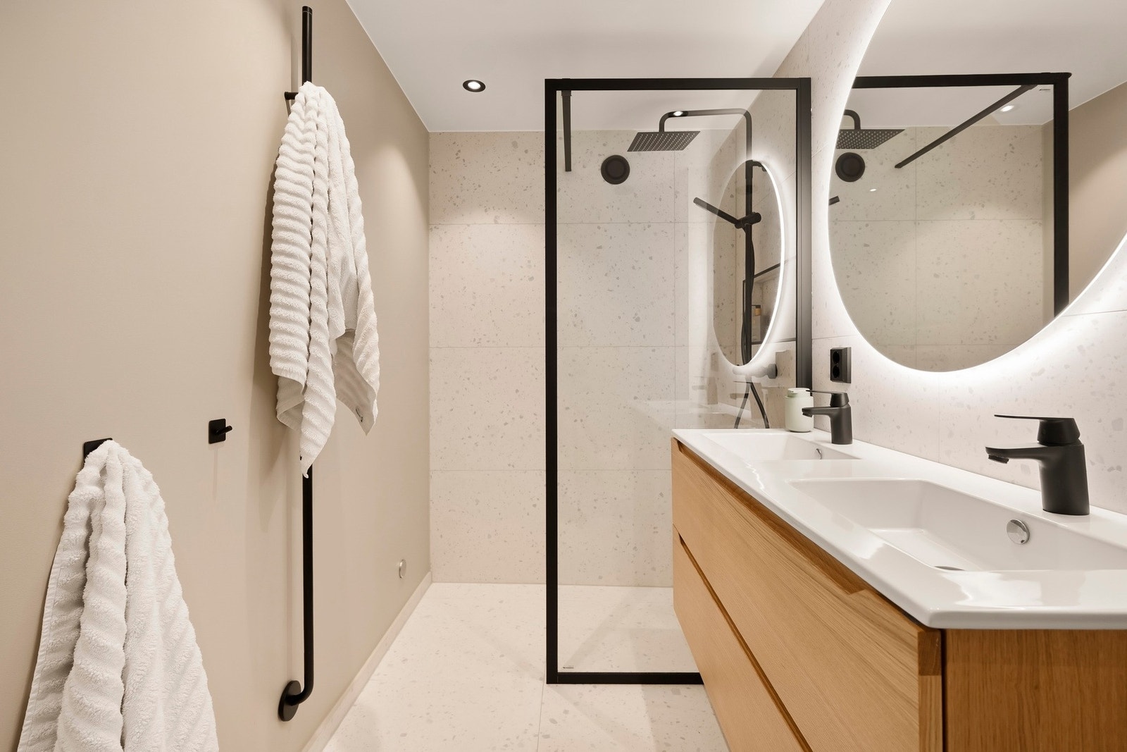 Badet ble totalrenovert i 2023 og fremstår meget delikat med flislagte vegg- og gulvflater, behagelig gulvvarme og belysning med downlights. Galleribilde