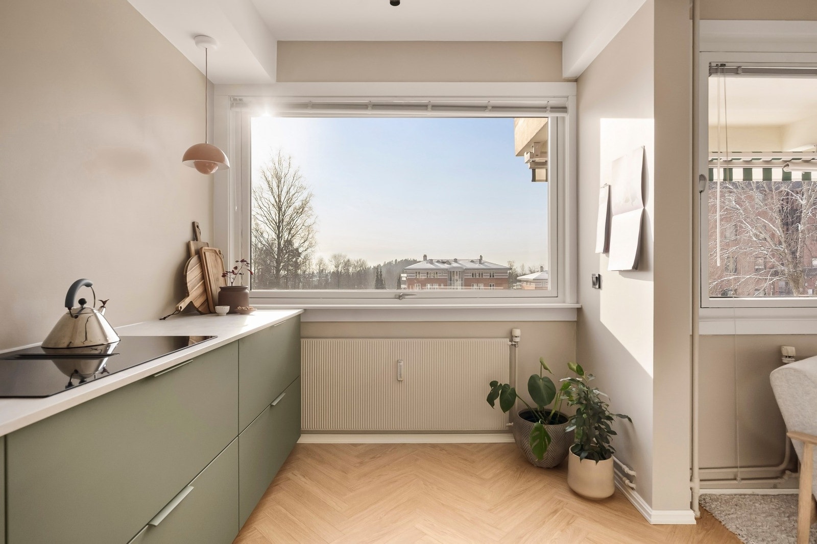 Vindu på kjøkken gir gode lysforhold. Galleribilde