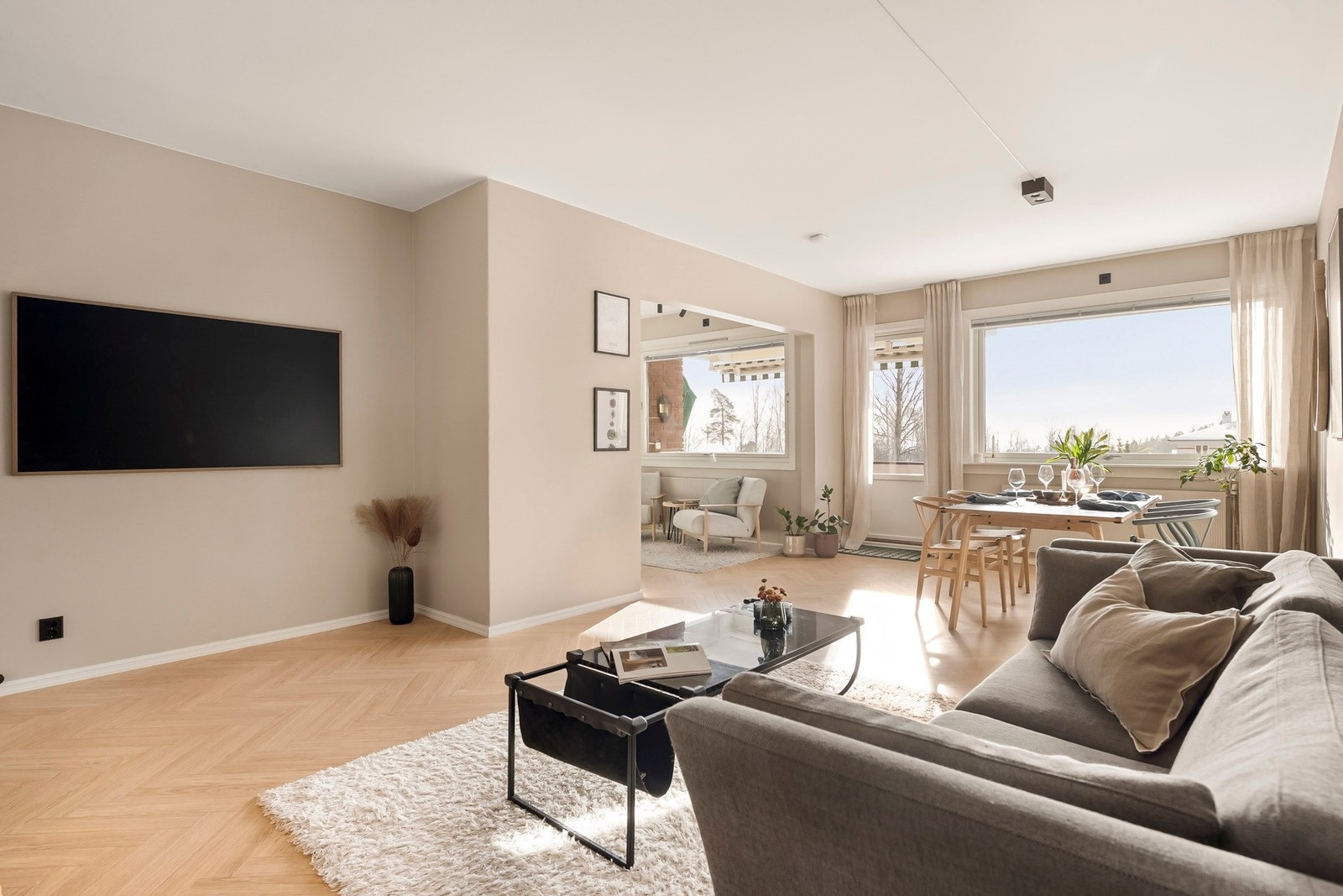 De store vindusflatene gir godt med naturlig lysinnslipp og en luftig romfølelse. Galleribilde