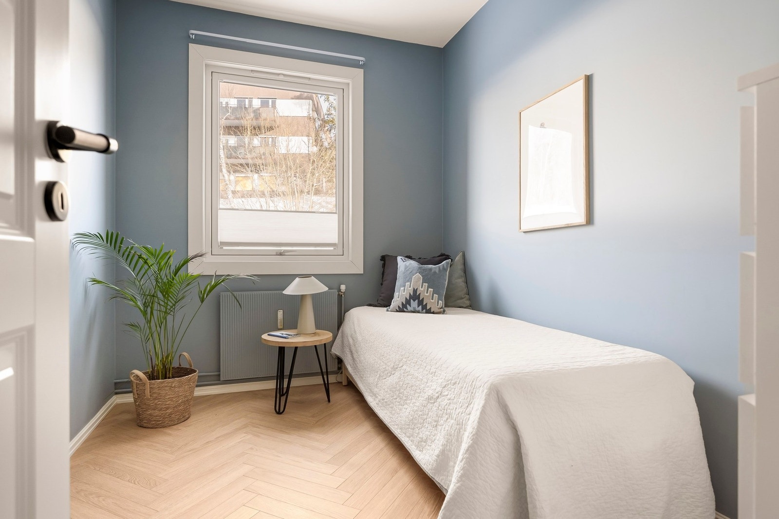 Alle soverom har vegger malt i tidsriktige farger og parkett på gulv. Galleribilde