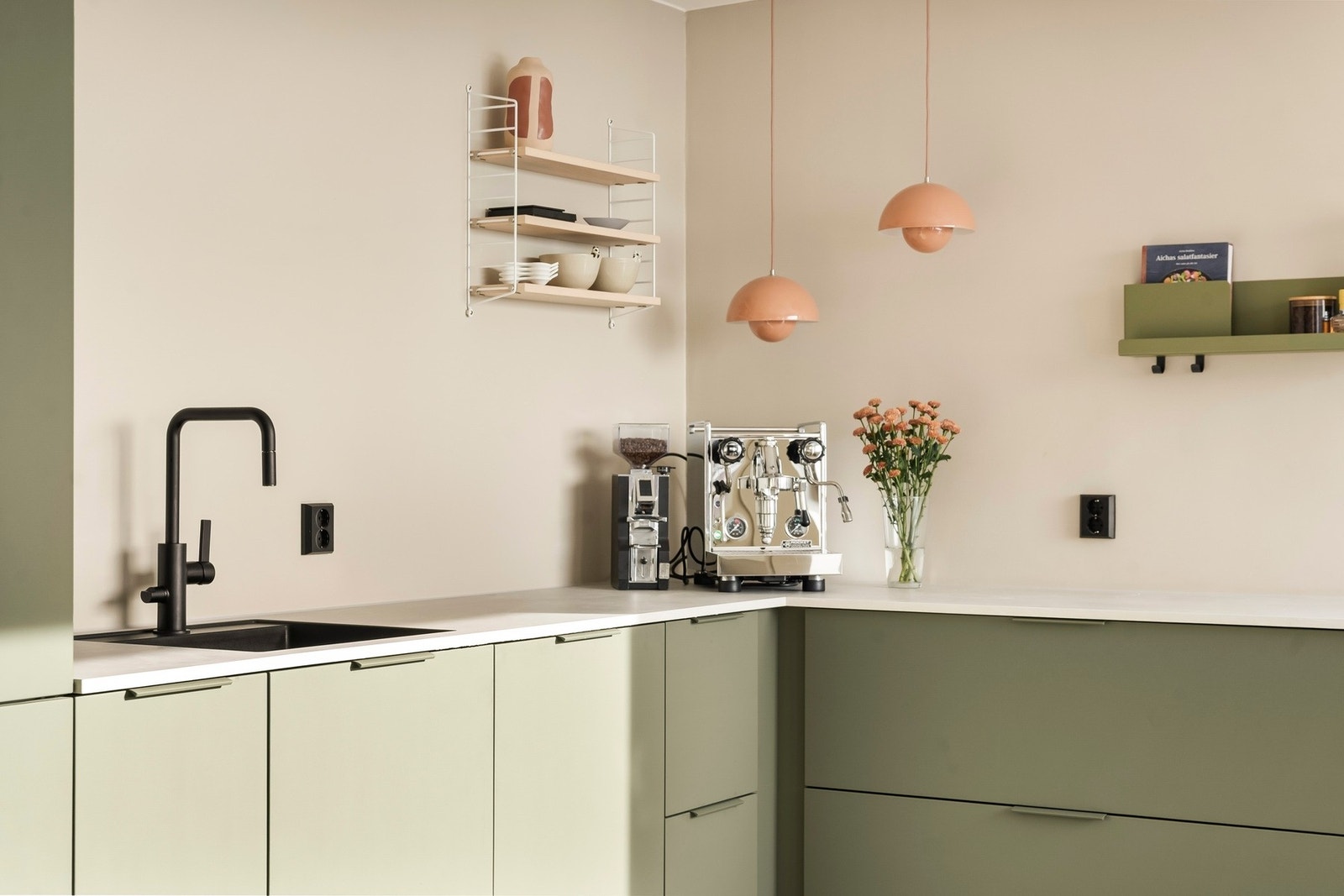 Innredningen fra Kvik (2023) fremstår moderne og stilren med laminerte skrog, slette fronter og benkeplate av laminat med nedfelt oppvaskkum. Galleribilde