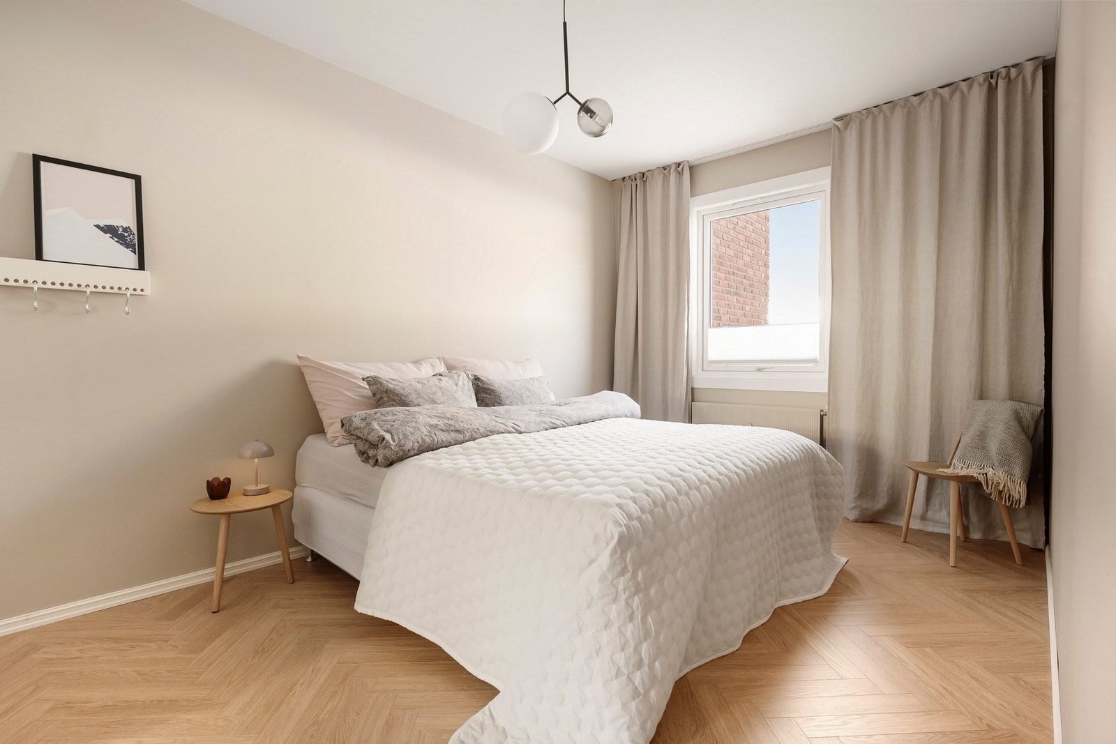 Hovedsoverommet er romslig med god plass til dobbeltseng, nattbord og dekor. Galleribilde