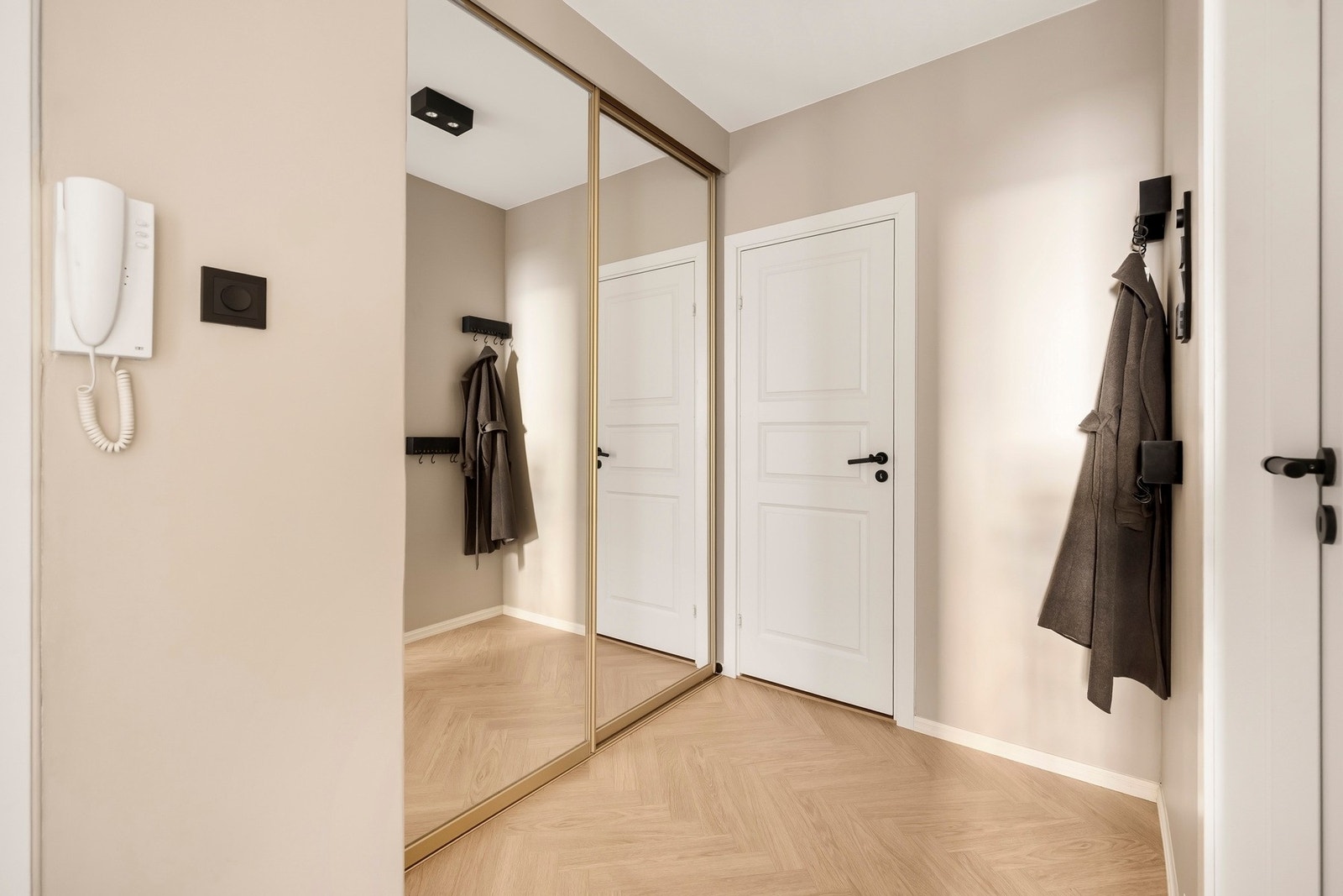 Det er satt inn en skyvedørsgarderobe med speilfronter med god plass til å henge fra seg yttertøyet. Galleribilde