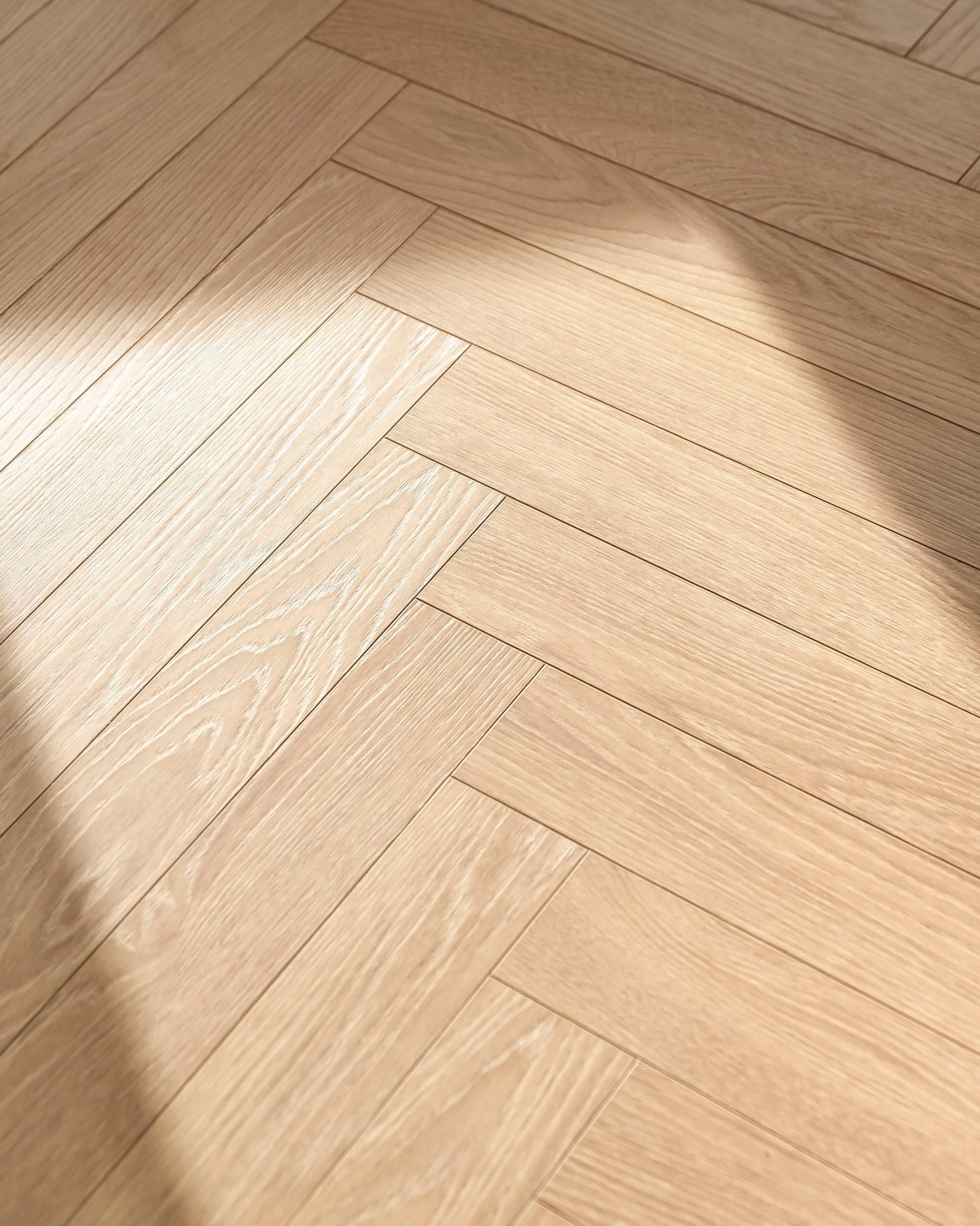 På gulvet er det lagt slitesterk laminat i fiskebensmønster. Galleribilde