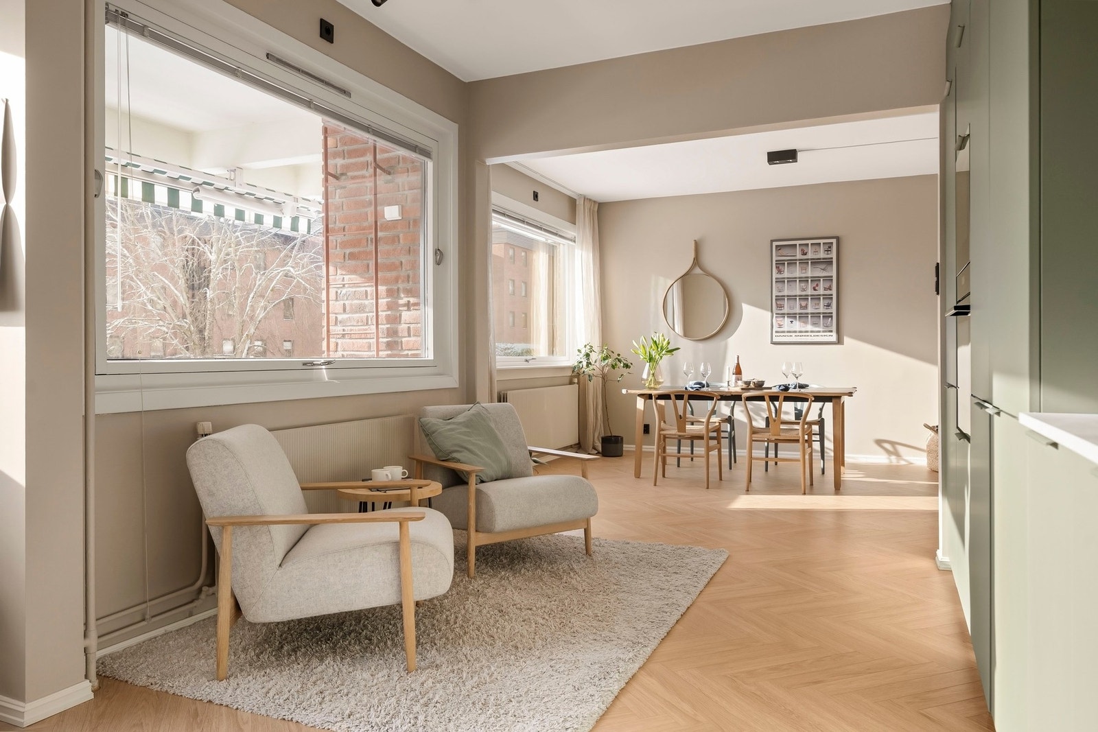 Kjøkkenet ligger i en åpen og sosial løsning med stuen - perfekt for sosiale sammenkomster. Galleribilde