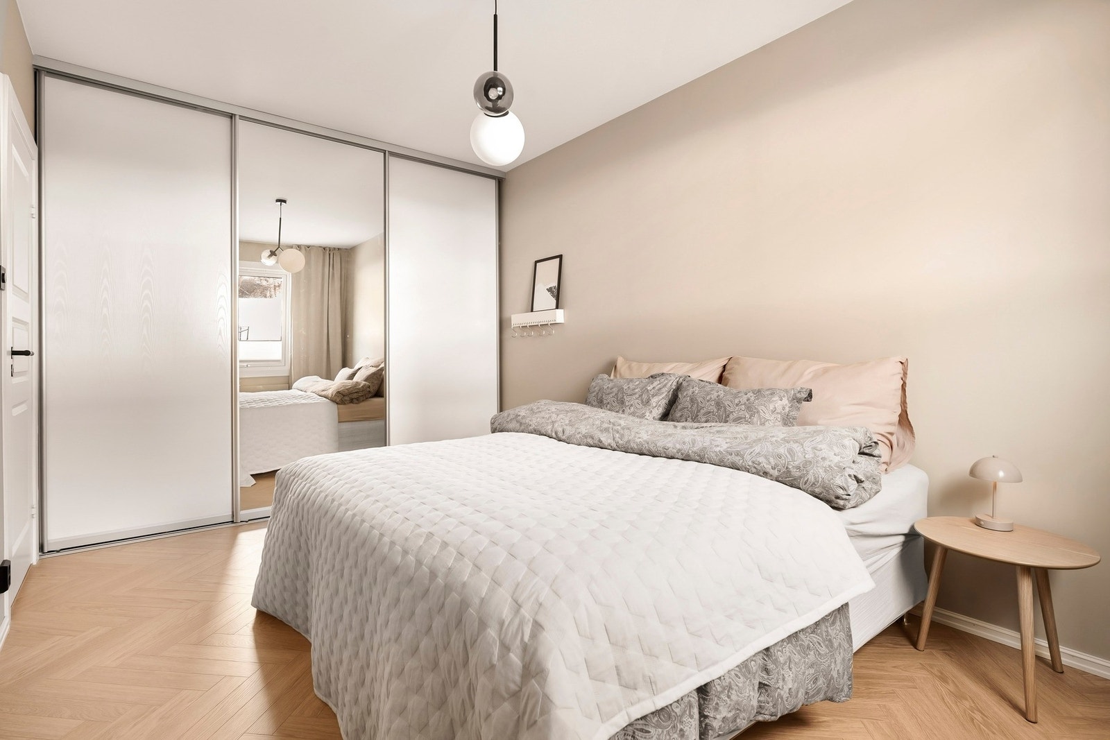 Soverommet har et romslig skyvedrøsgarderobe med Galleribilde