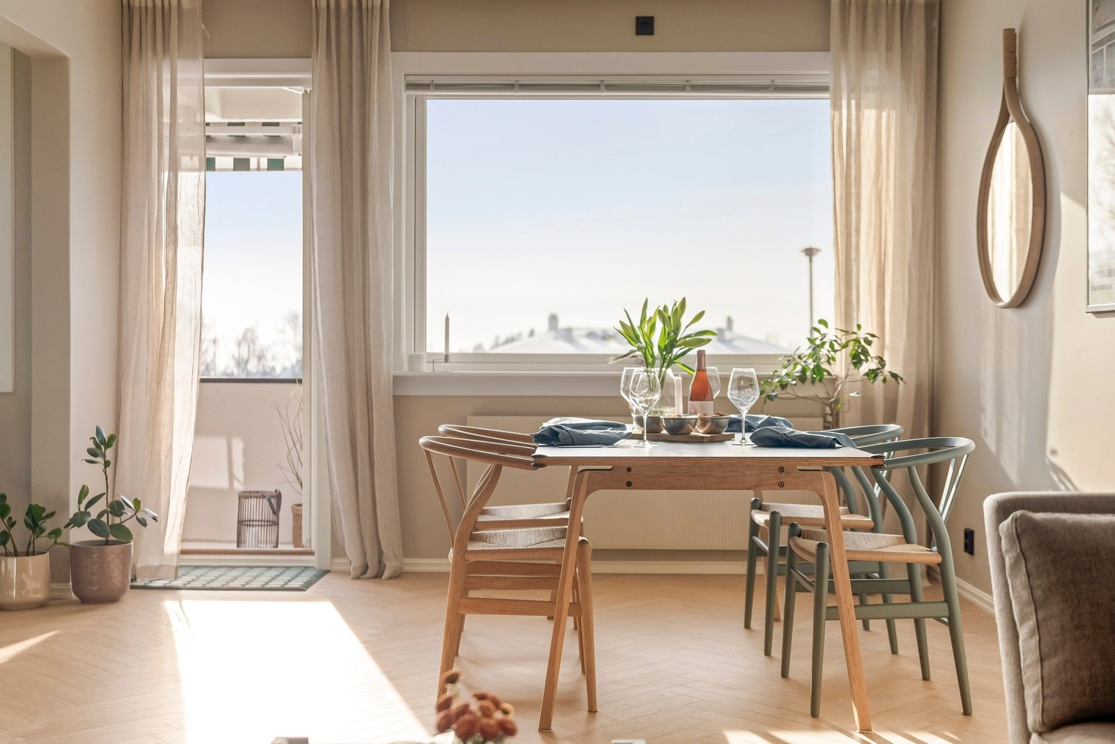 Stuen har god utforming med naturlig plass til en spisegruppe, sofa og TV med tilhørende møblement. Galleribilde