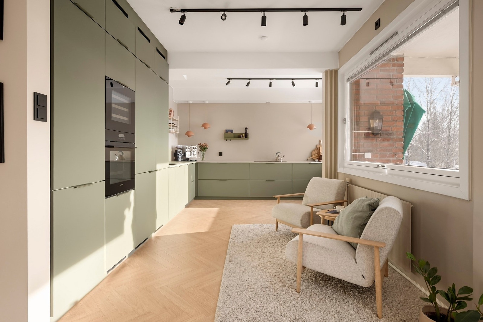 Innredningen fra Kvik (2023) fremstår moderne og stilren med laminerte skrog, slette fronter og benkeplate av laminat med nedfelt oppvaskkum. Galleribilde