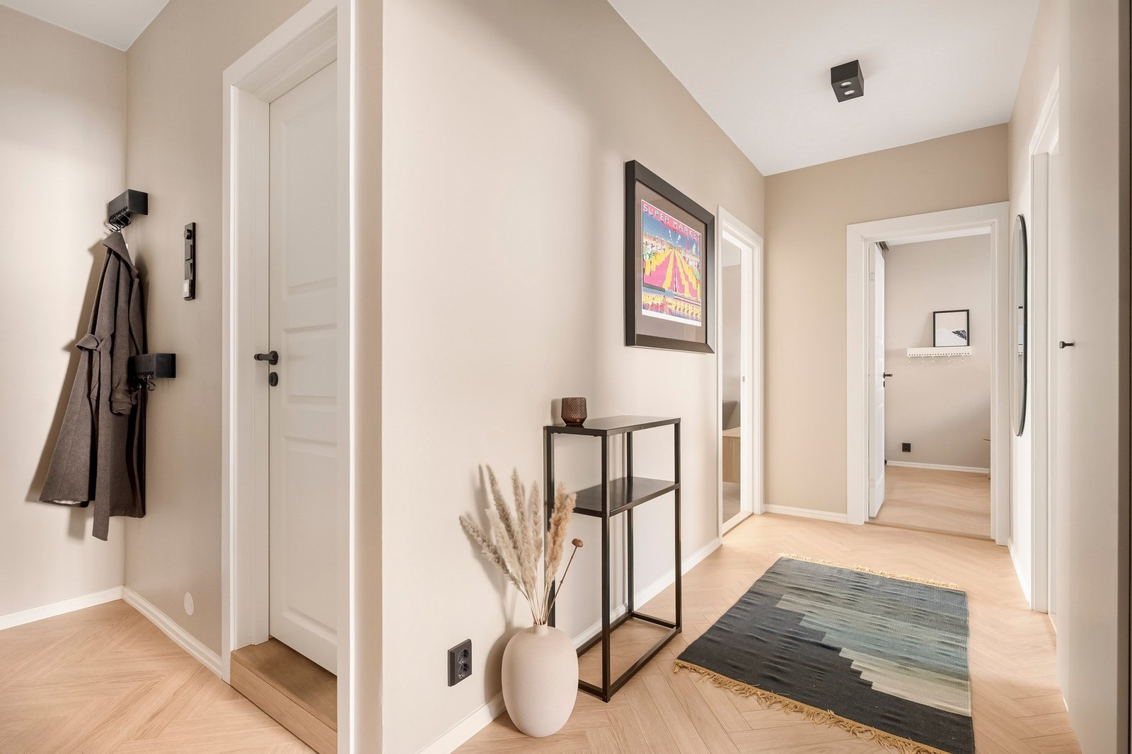 Fra entréen er det adkomst til en innvendig garderobe innredet med hyllesystem og opplegg for vaskemaskin - en funksjonell løsning som forenkler hverdagen. Galleribilde