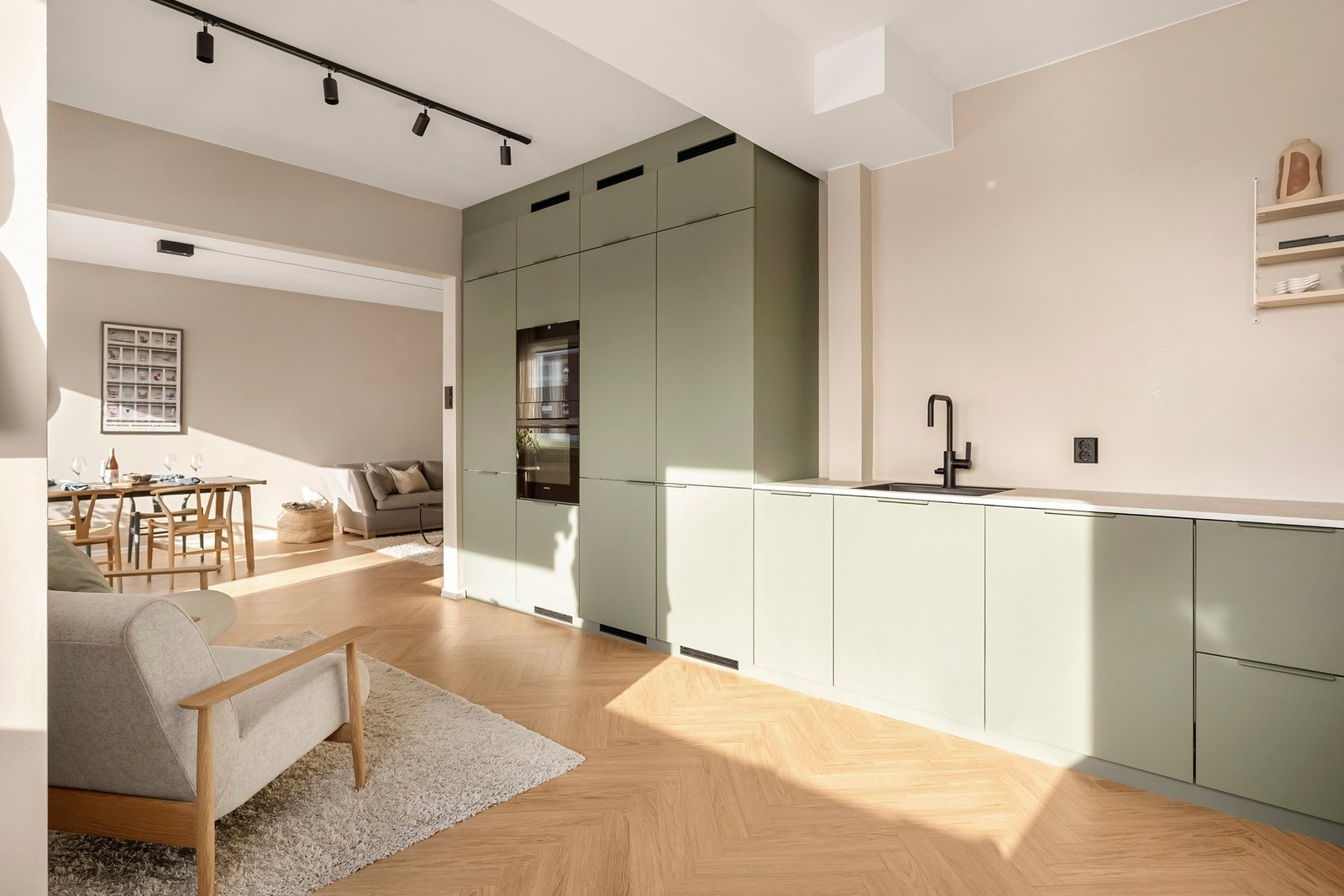 Det er god skap- og benkeplass for matlaging og oppbevaring av kjøkkenredskaper. Galleribilde