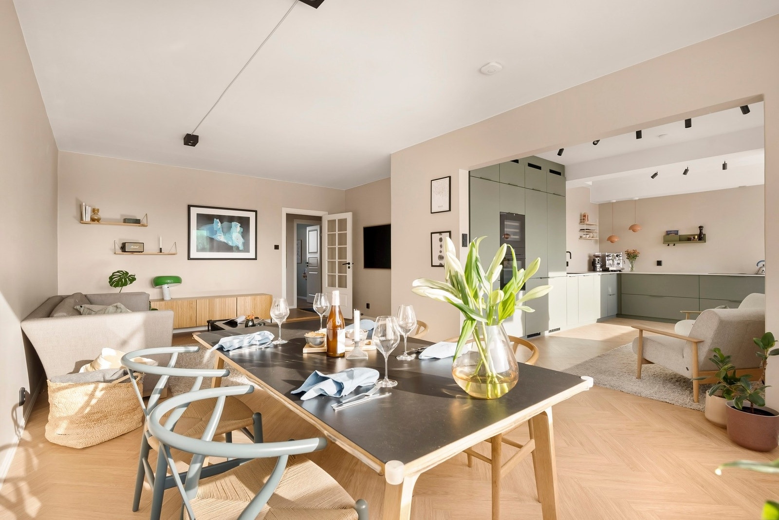 Veggene er malt i et delikat fargevalg. Galleribilde