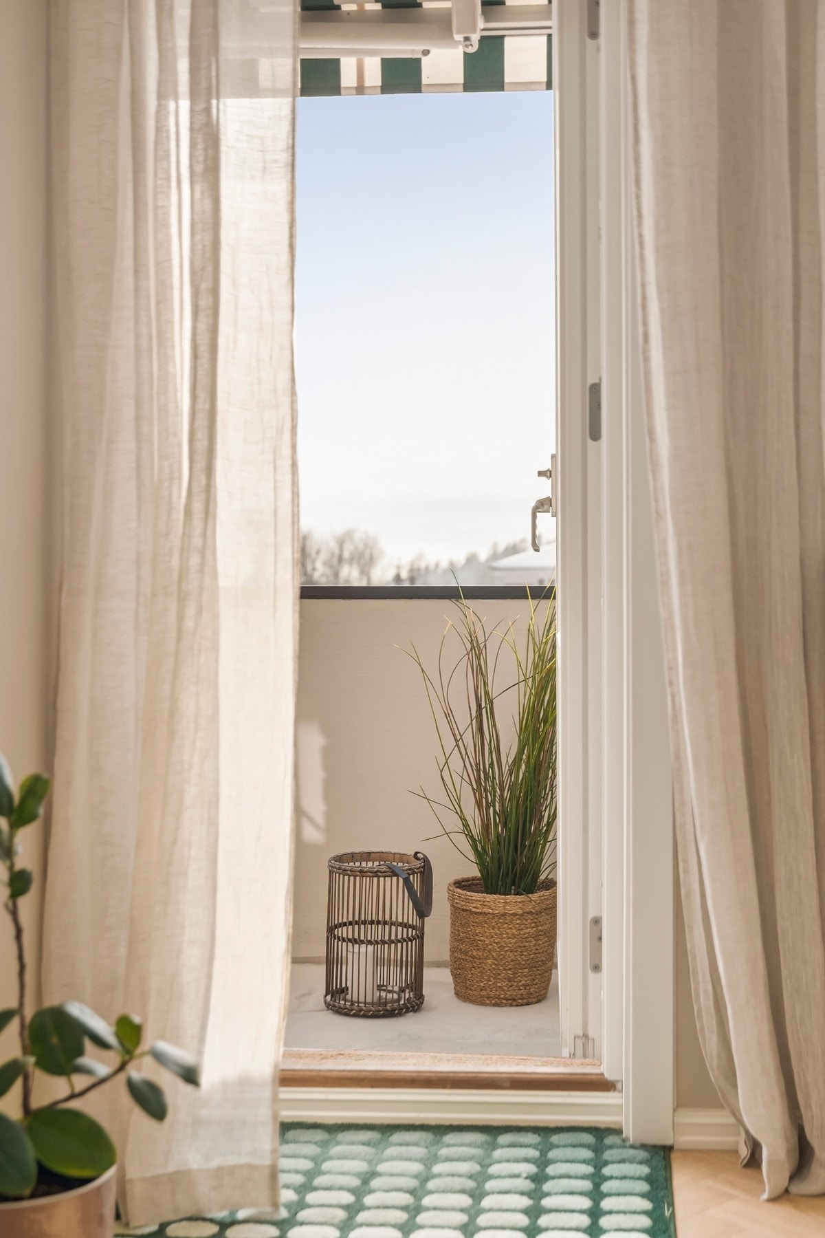 Fra stuen er det utgang til en balkong på 7 kvm. Galleribilde