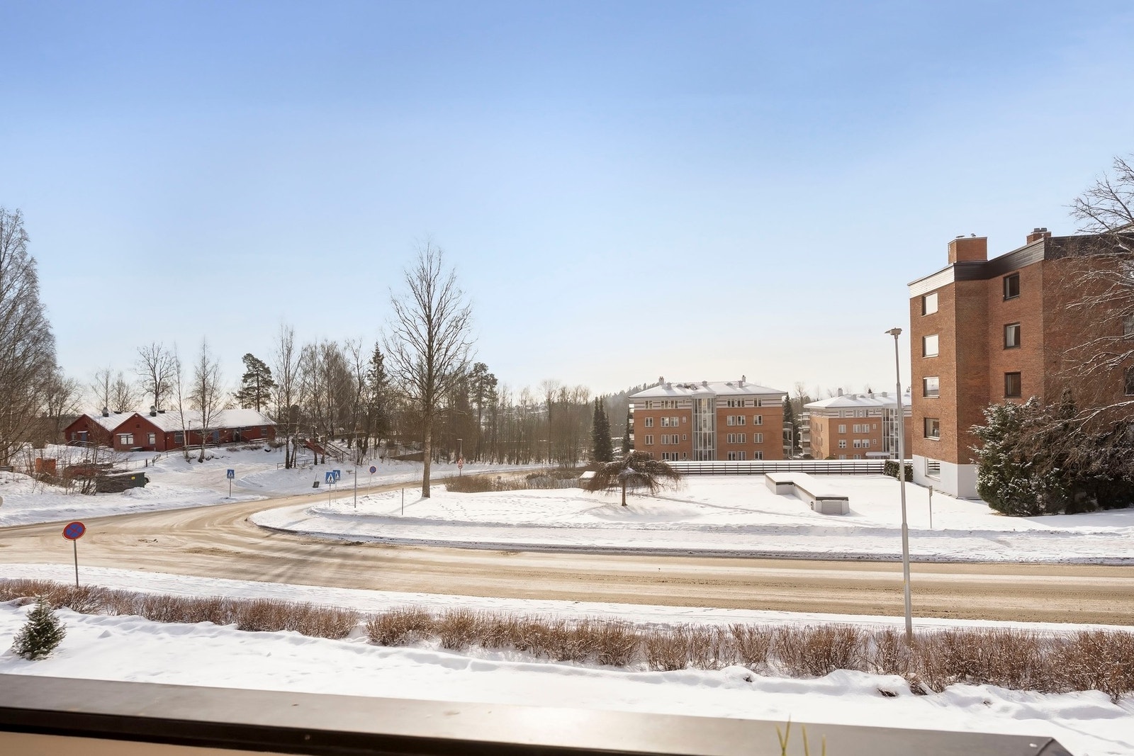 Balkongen vender mot sydvest og byr på hyggelig utsyn mot grøntområde og meget gode solforhold med sol store deler av dagen på sommerstid ifølge selger. Galleribilde